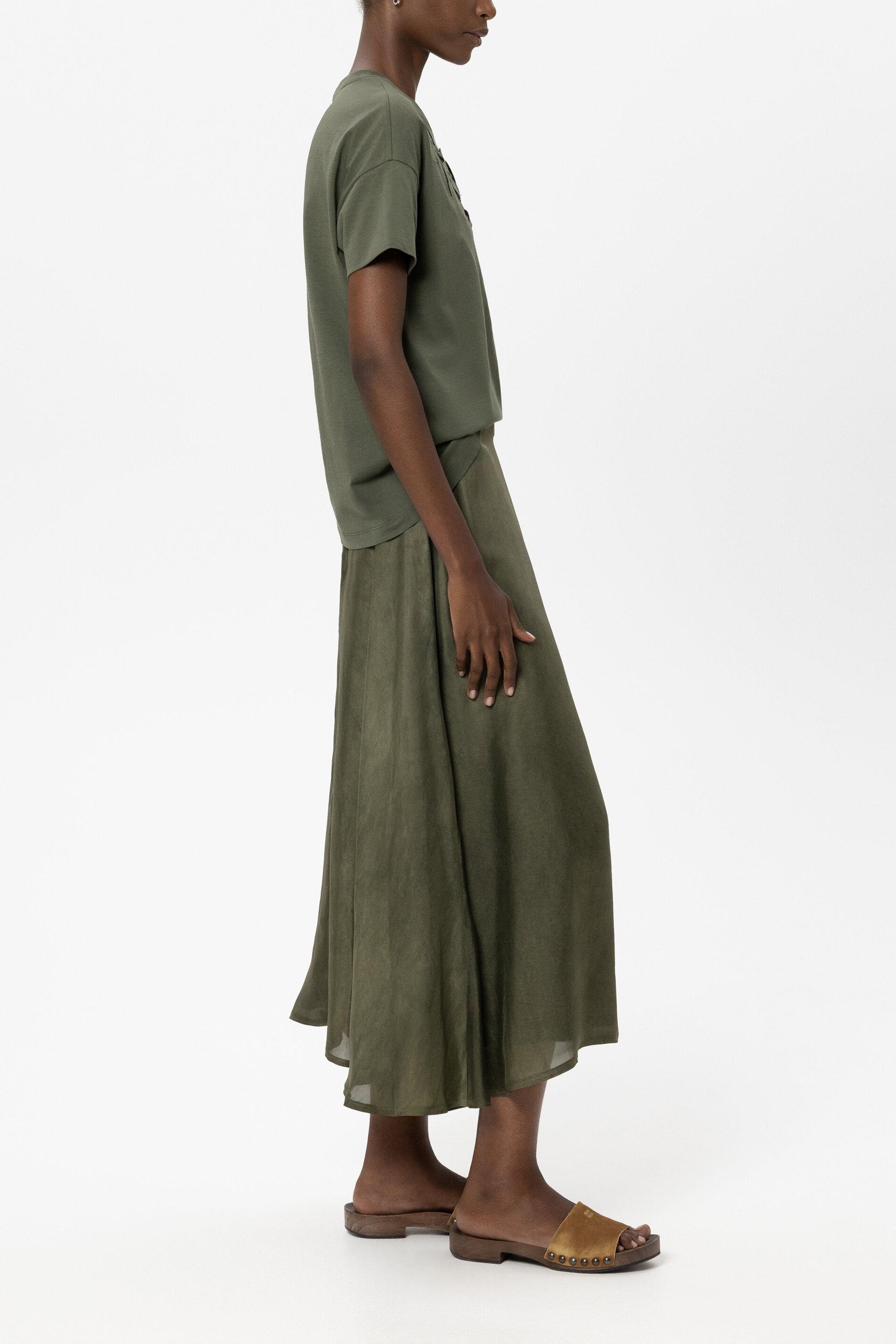 T-Shirt mit Blüten - khaki - Standard | Model Seite