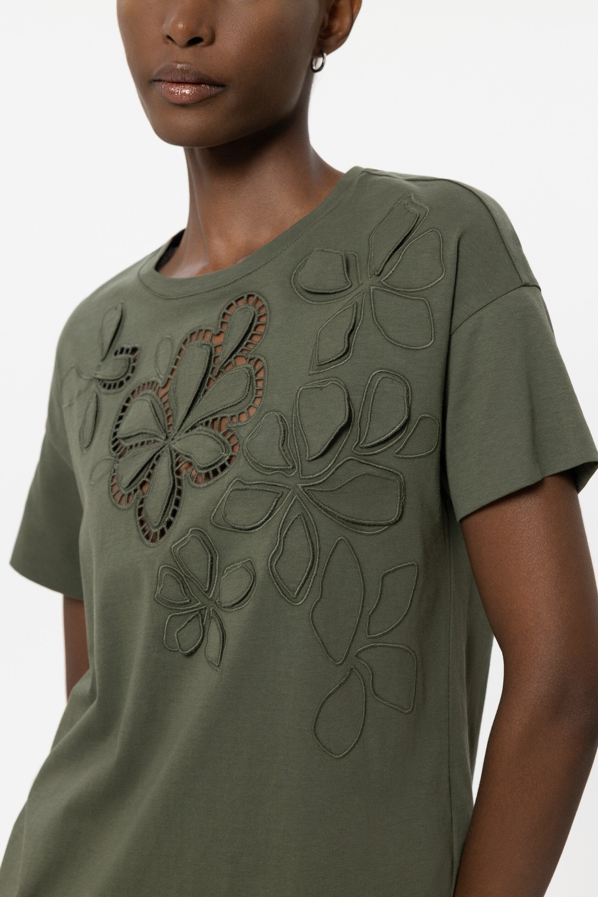 T-Shirt mit Blüten - khaki - Standard | Model Detail