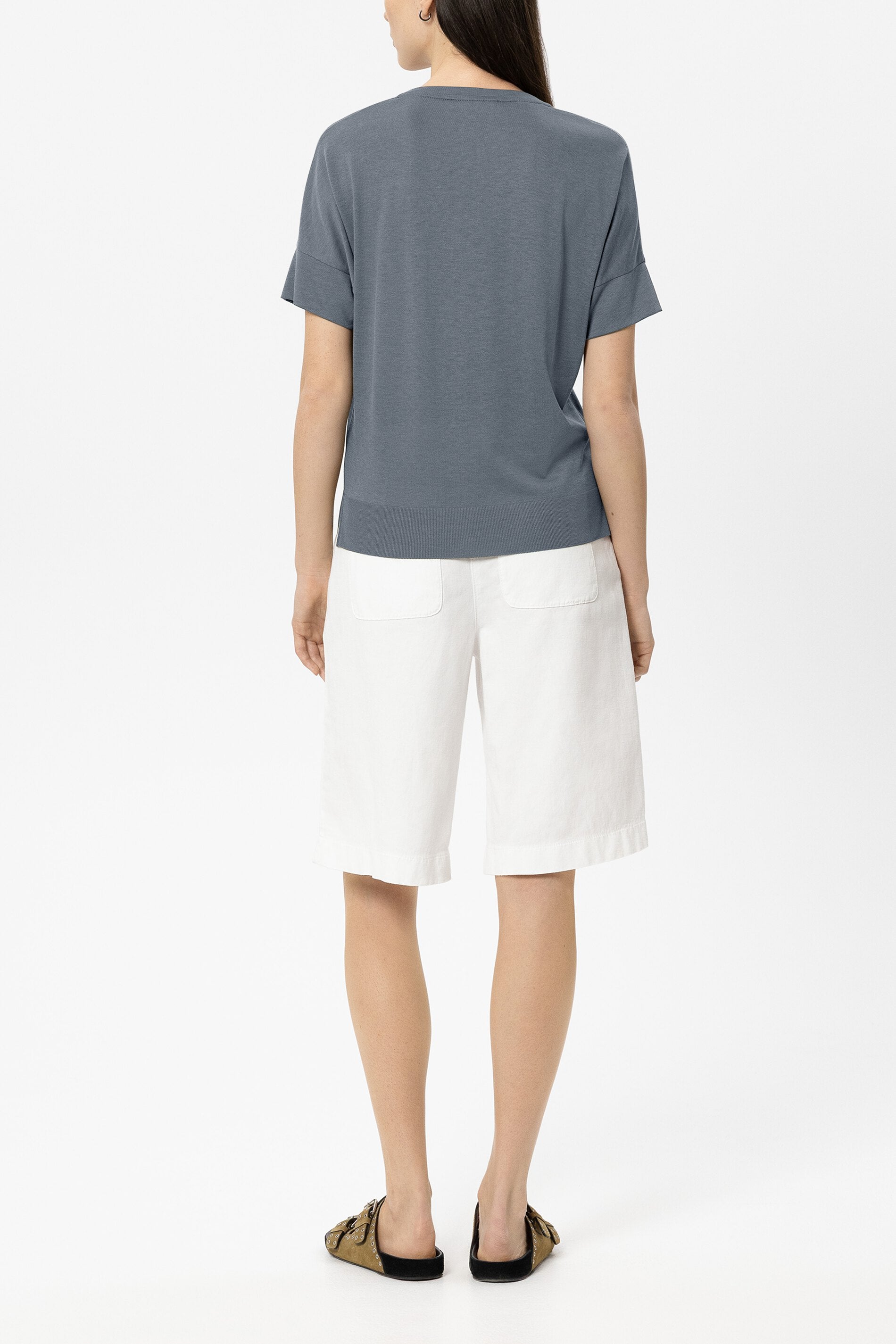 T-Shirt mit Ripp-Saum - tinted blue - Standard | Model Rück