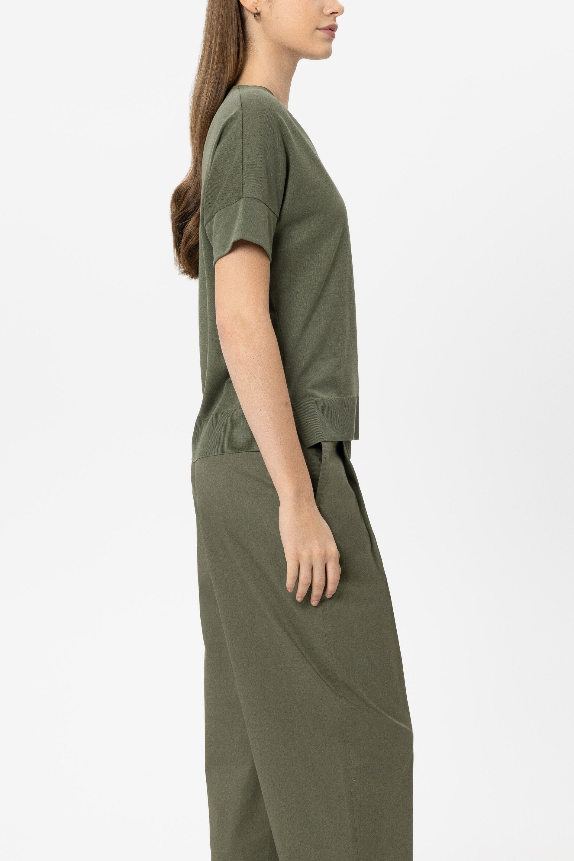 T-Shirt mit Ripp-Saum - khaki - Standard | Model Seite