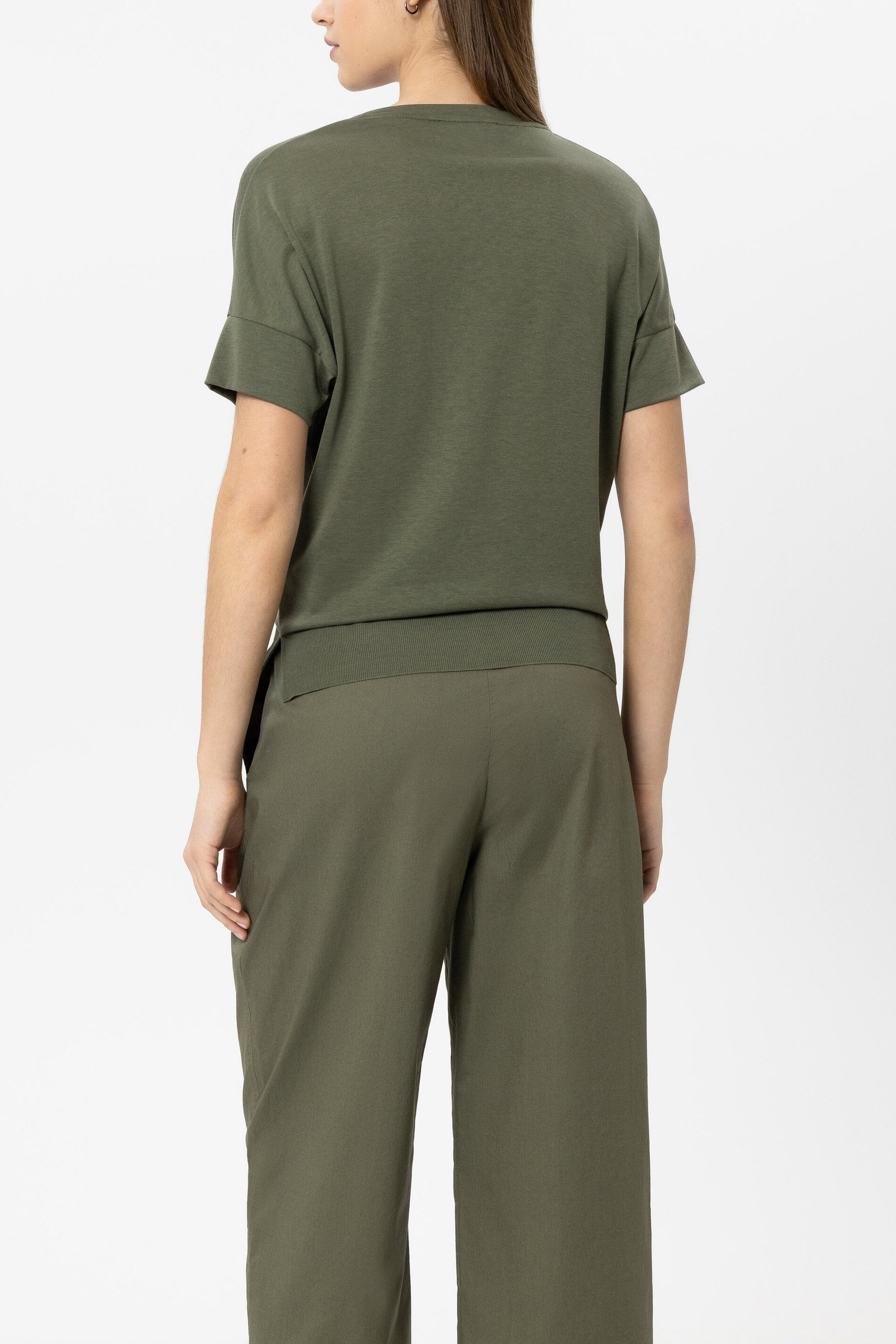 T-Shirt mit Ripp-Saum - khaki - Standard | Model Rück