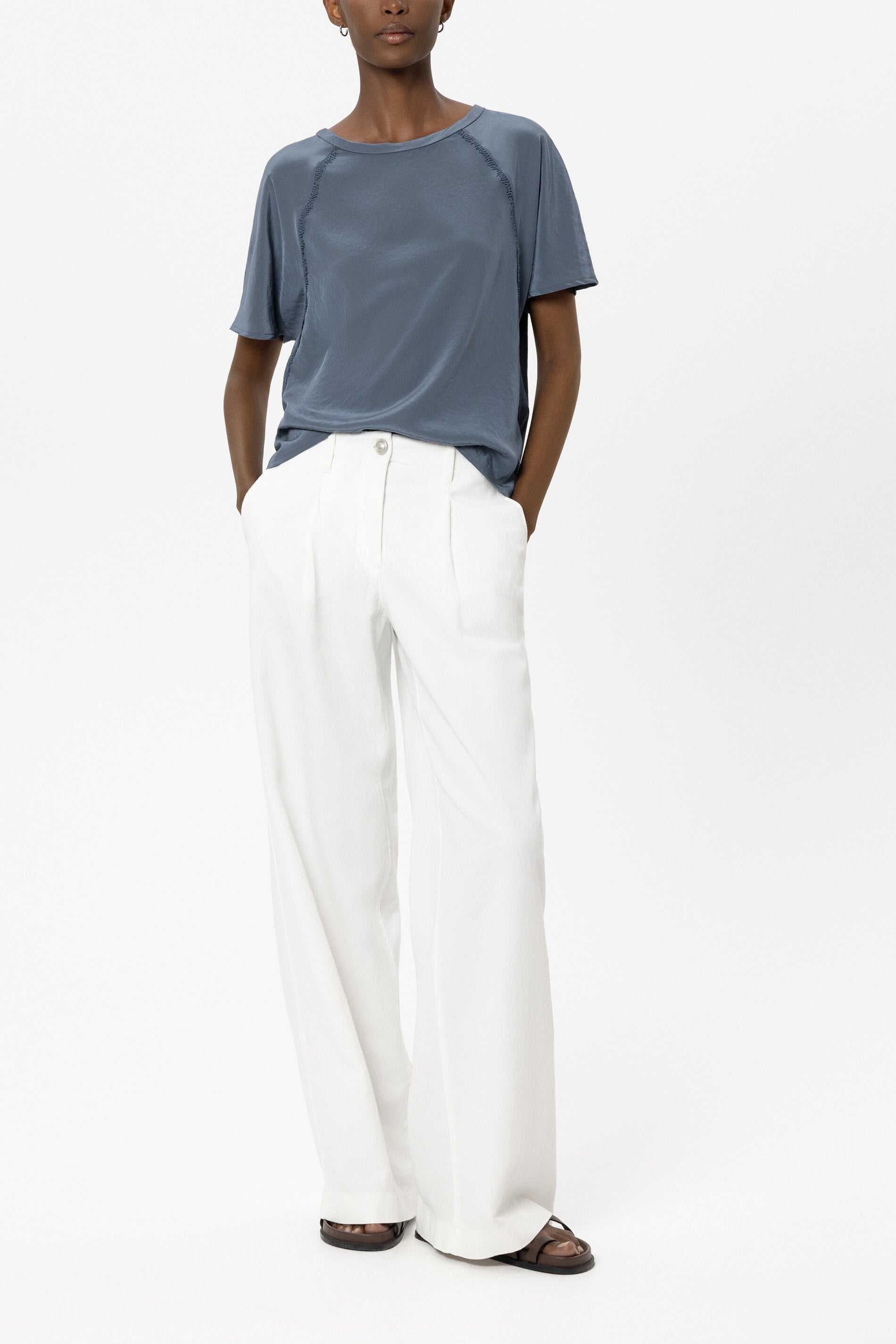 T-Shirt mit Rück-Patch - khaki - Standard | Model Front