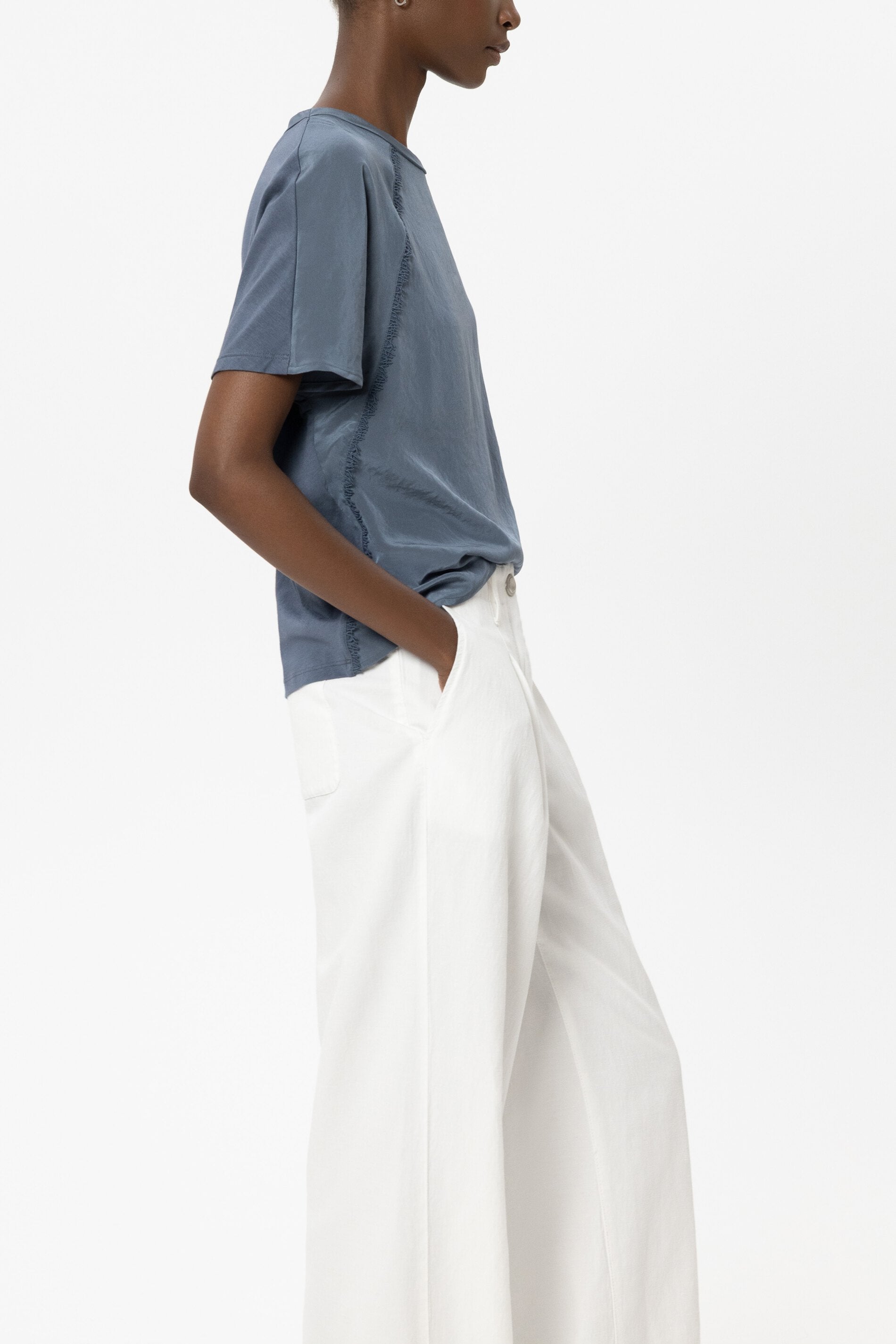 T-Shirt mit Rück-Patch - khaki - Standard | Model Seite