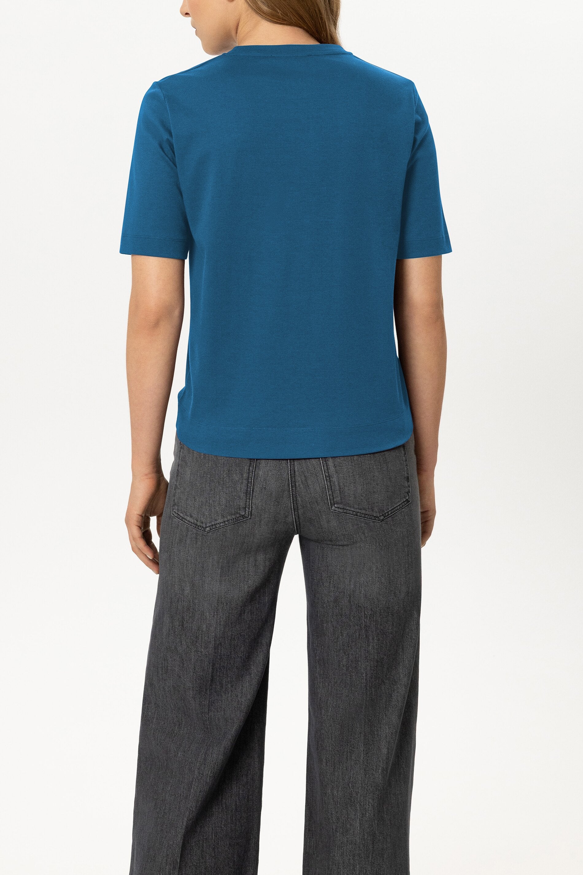T-Shirt aus Organic-Cotton - sapphire - Standard | Model Rück