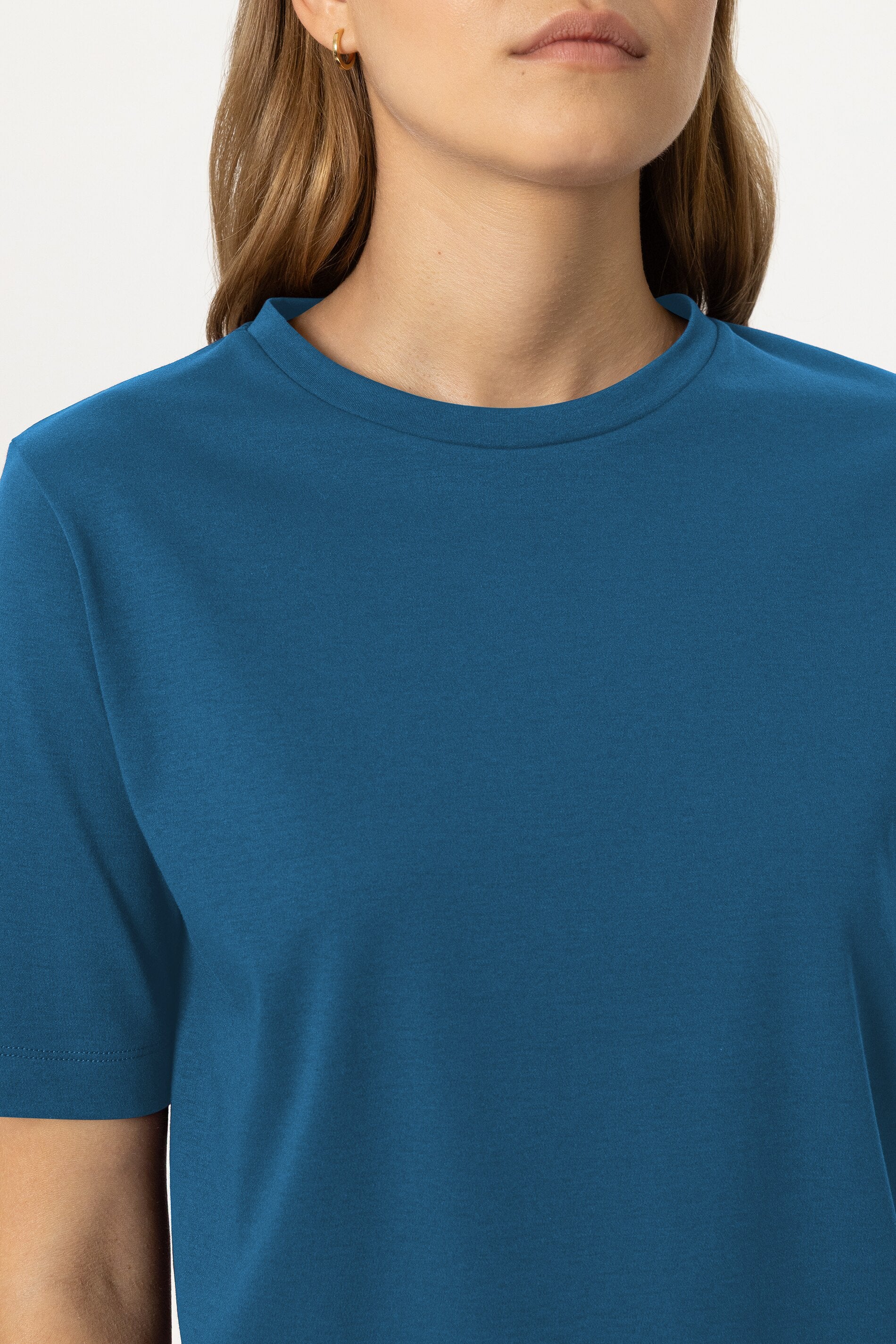 T-Shirt aus Organic-Cotton - sapphire - Standard | Model Detail