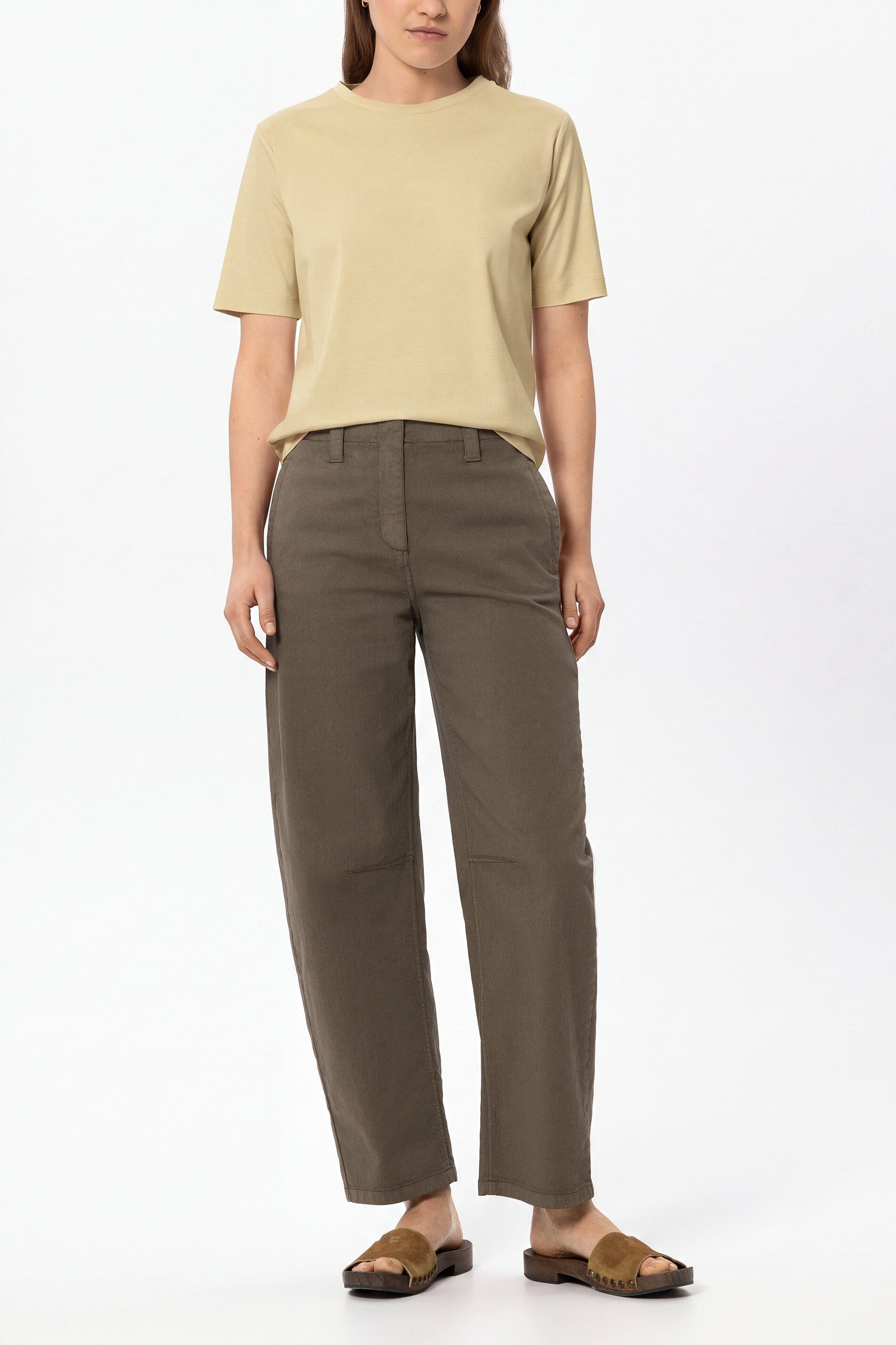 T-Shirt aus Organic-Cotton - butter yellow - Standard | Model Front
