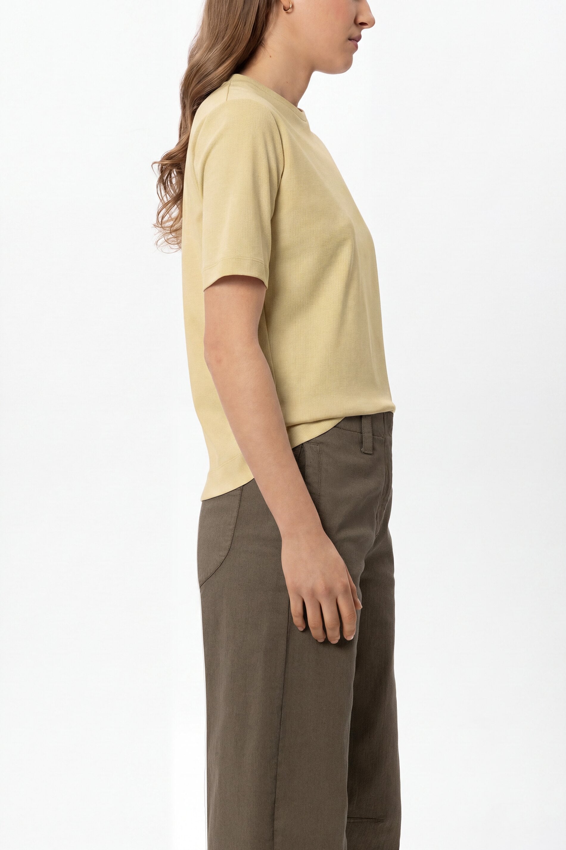 T-Shirt aus Organic-Cotton - butter yellow - Standard | Model Seite