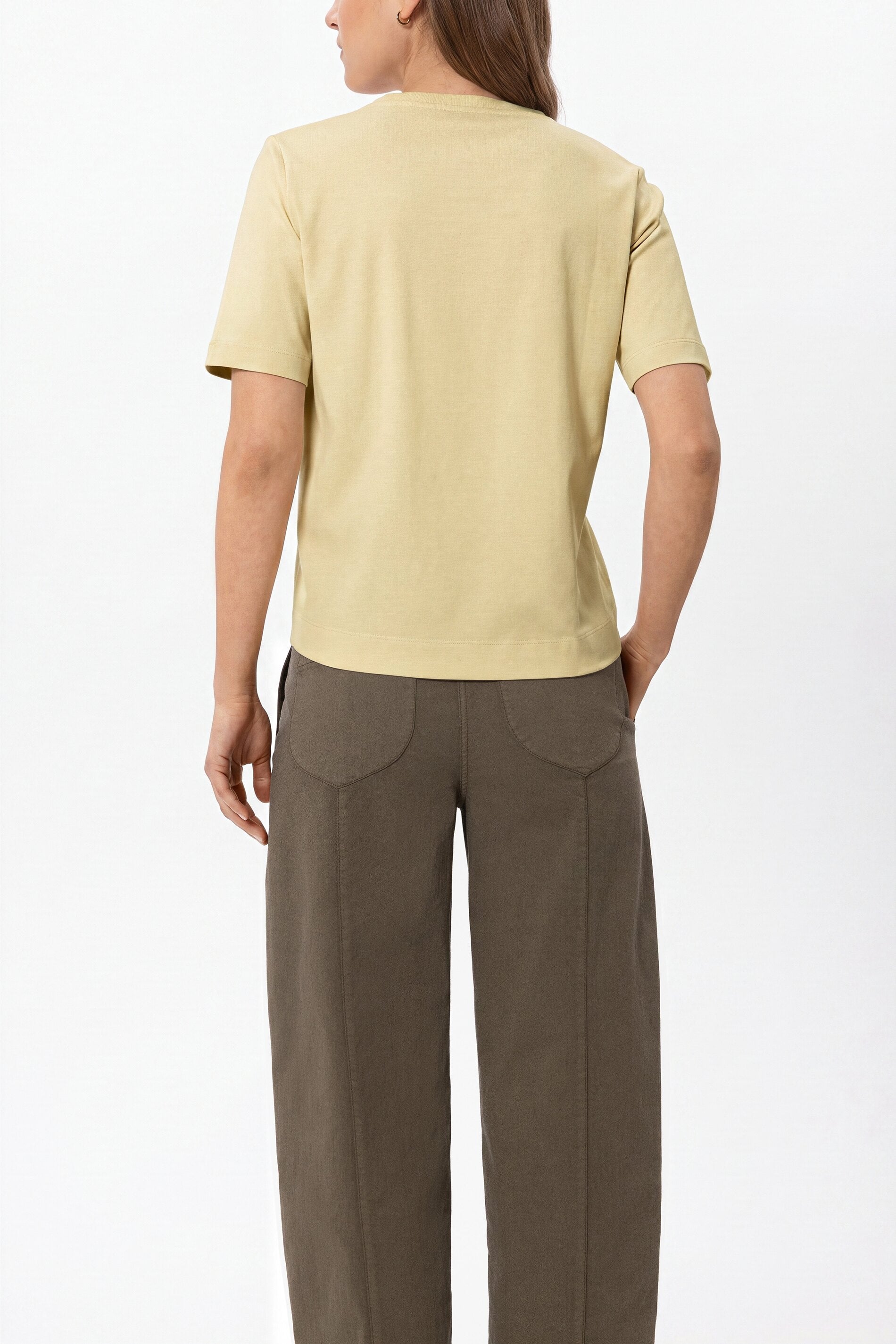 T-Shirt aus Organic-Cotton - butter yellow - Standard | Model Rück