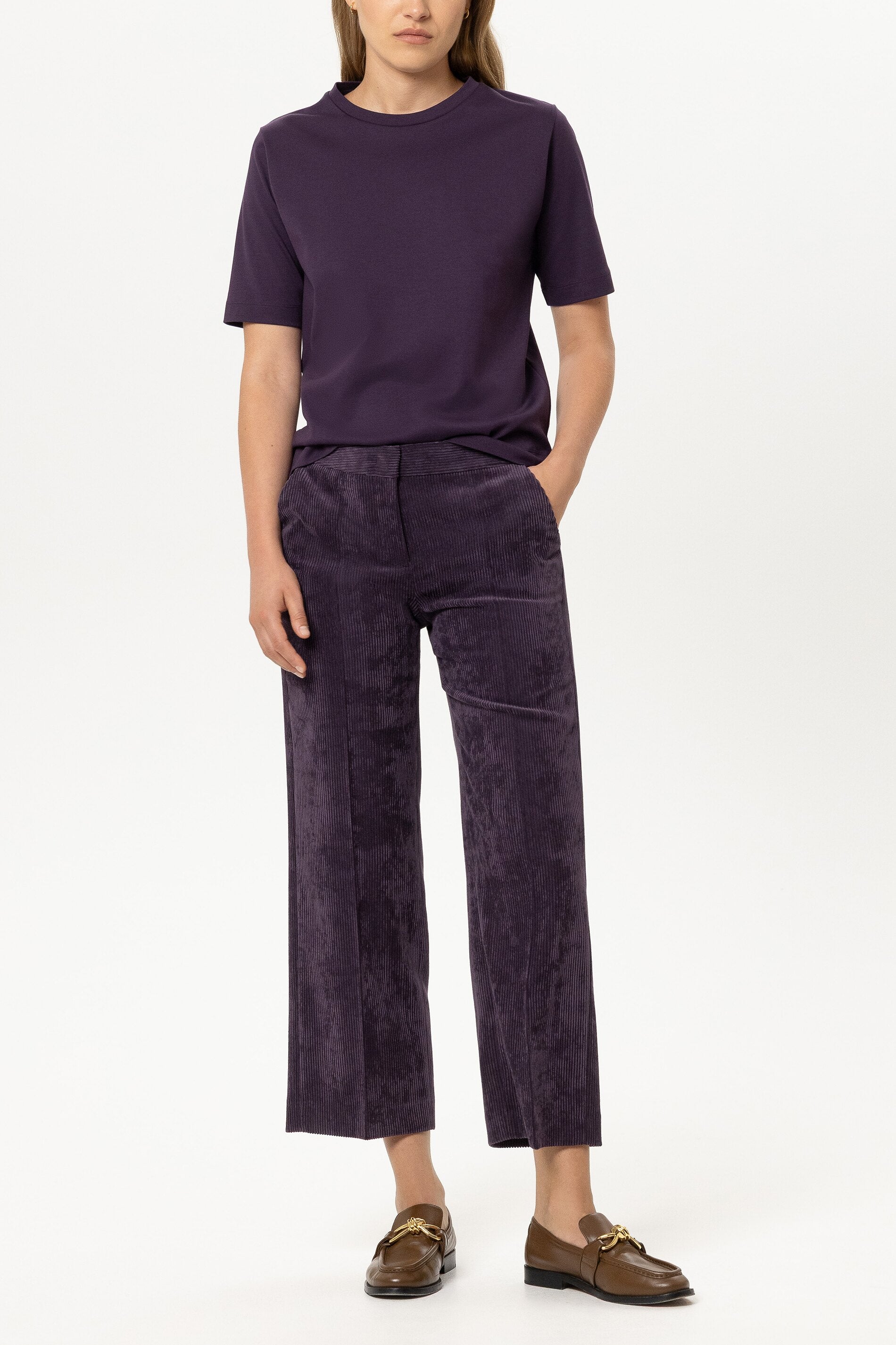 T-Shirt aus Organic-Cotton - plum - Standard | Model Front