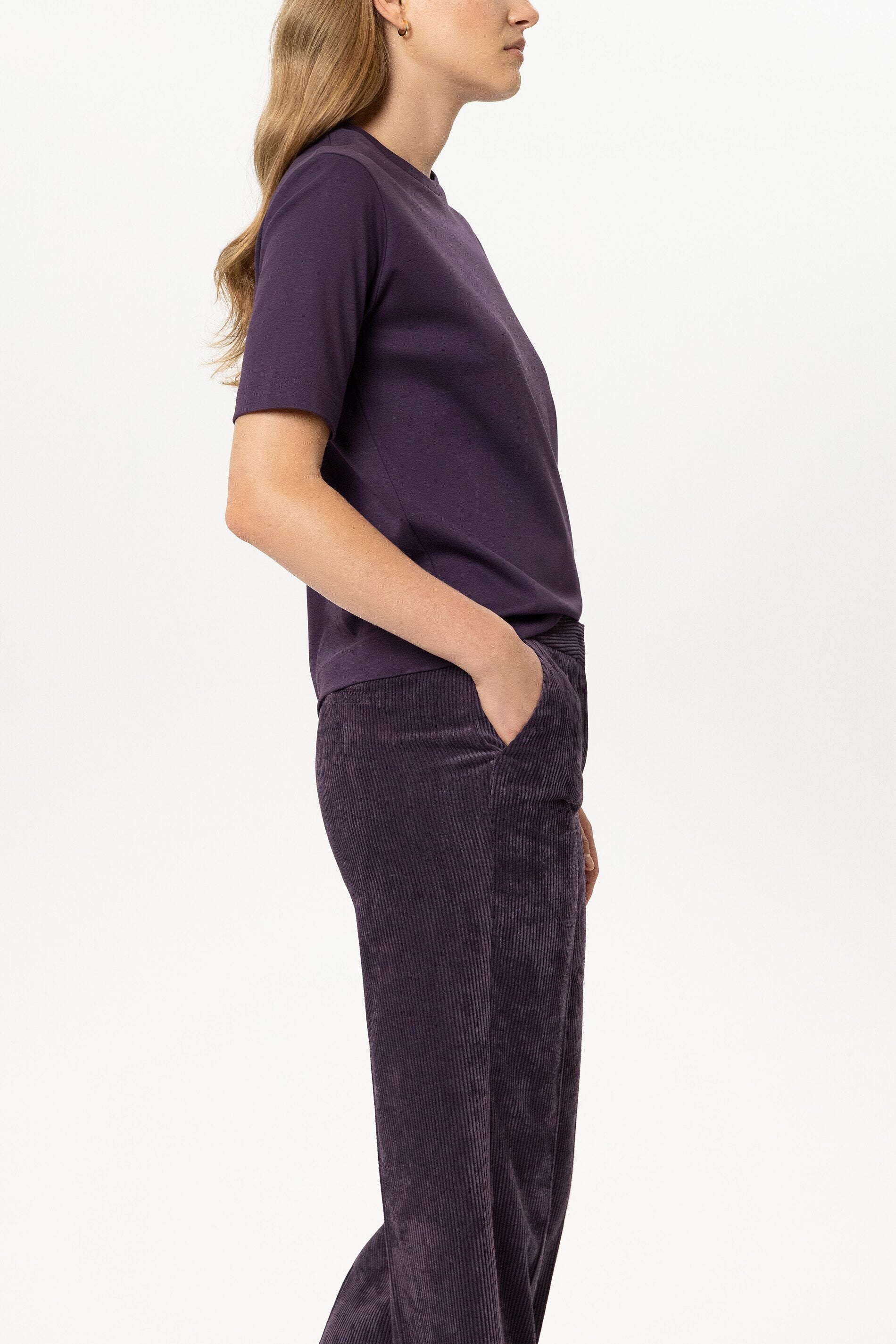T-Shirt aus Organic-Cotton - plum - Standard | Model Seite