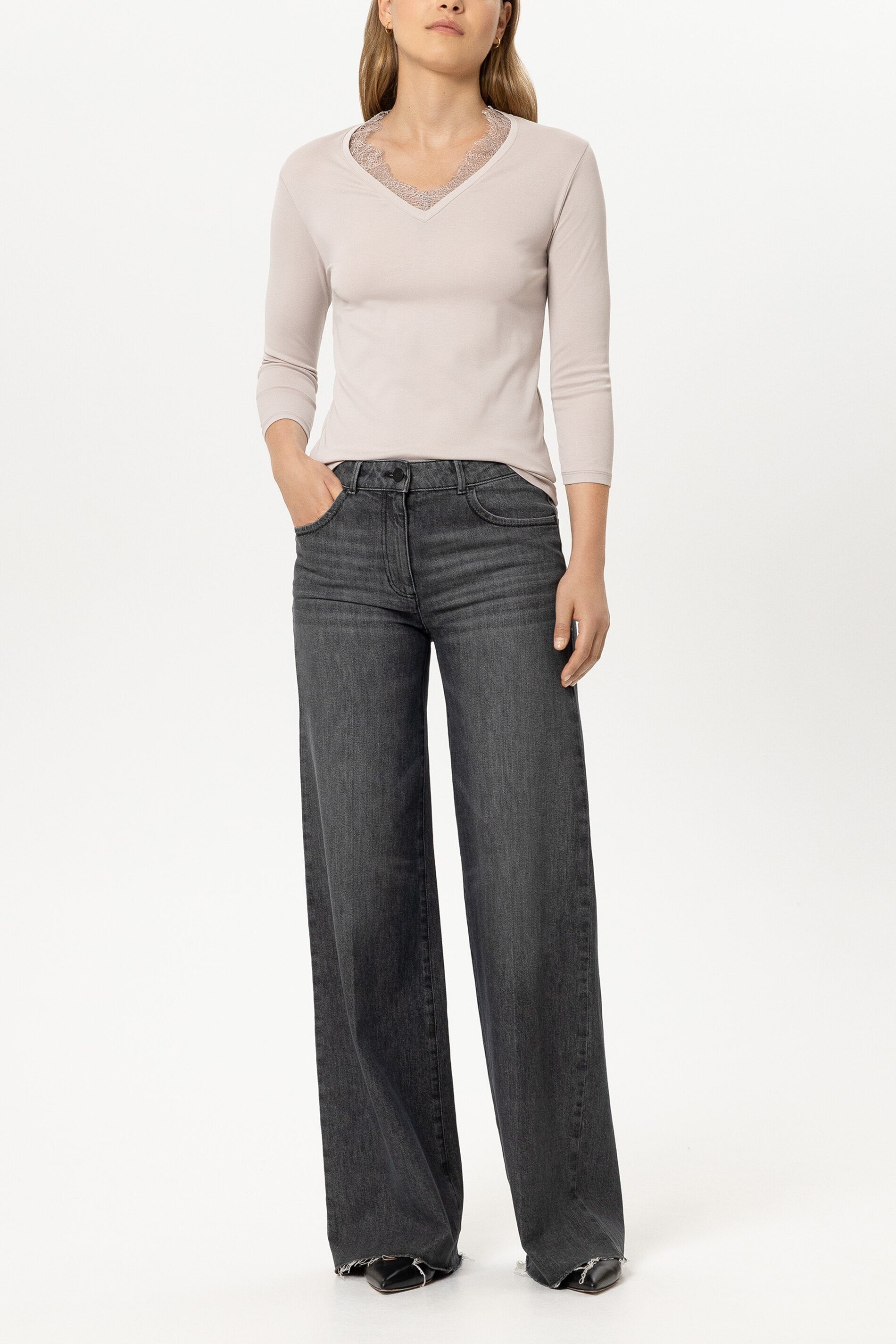 V-Neck-Shirt mit Spitze - pearl - Standard | Model Front