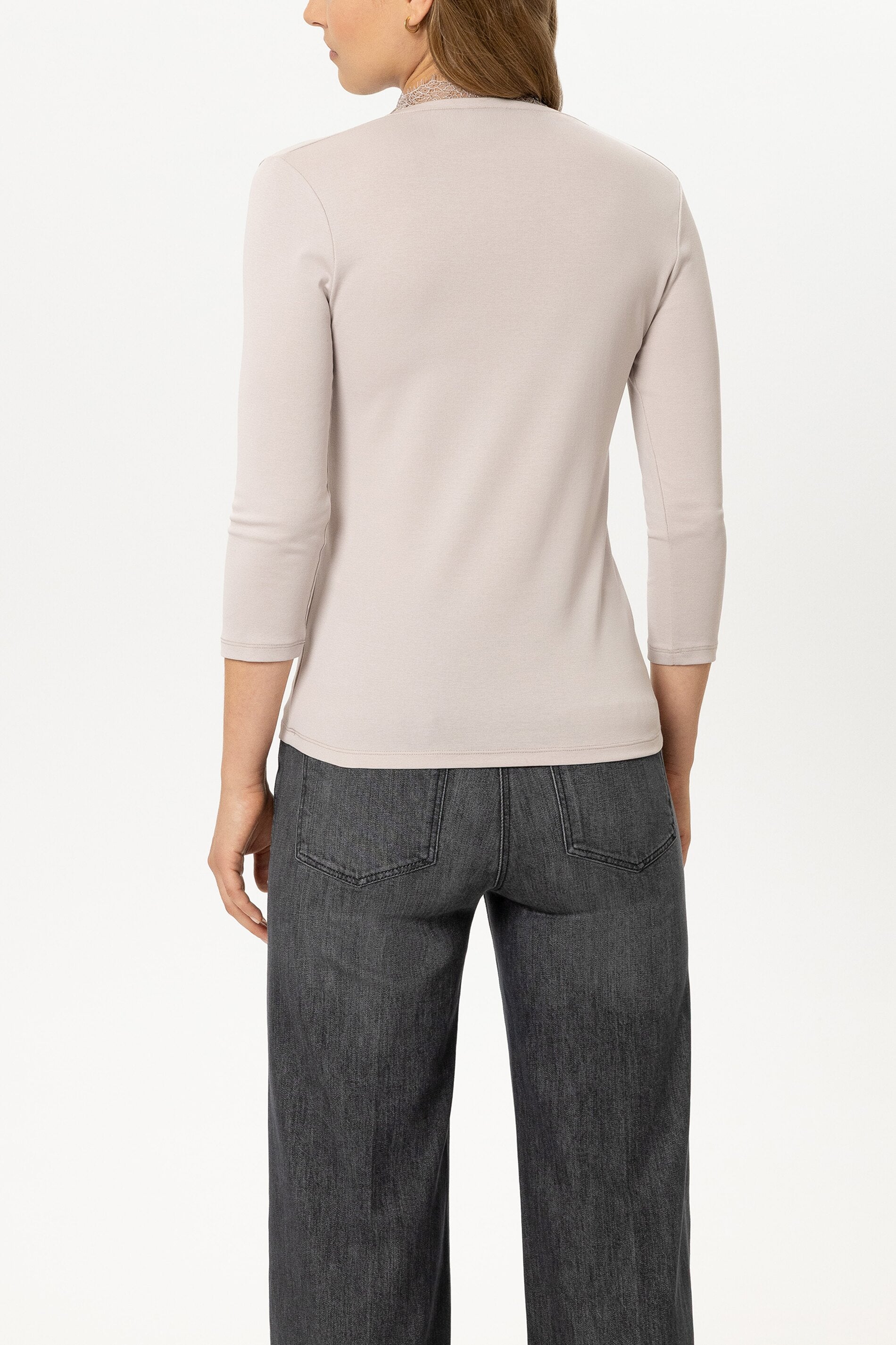V-Neck-Shirt mit Spitze - pearl - Standard | Model Rück
