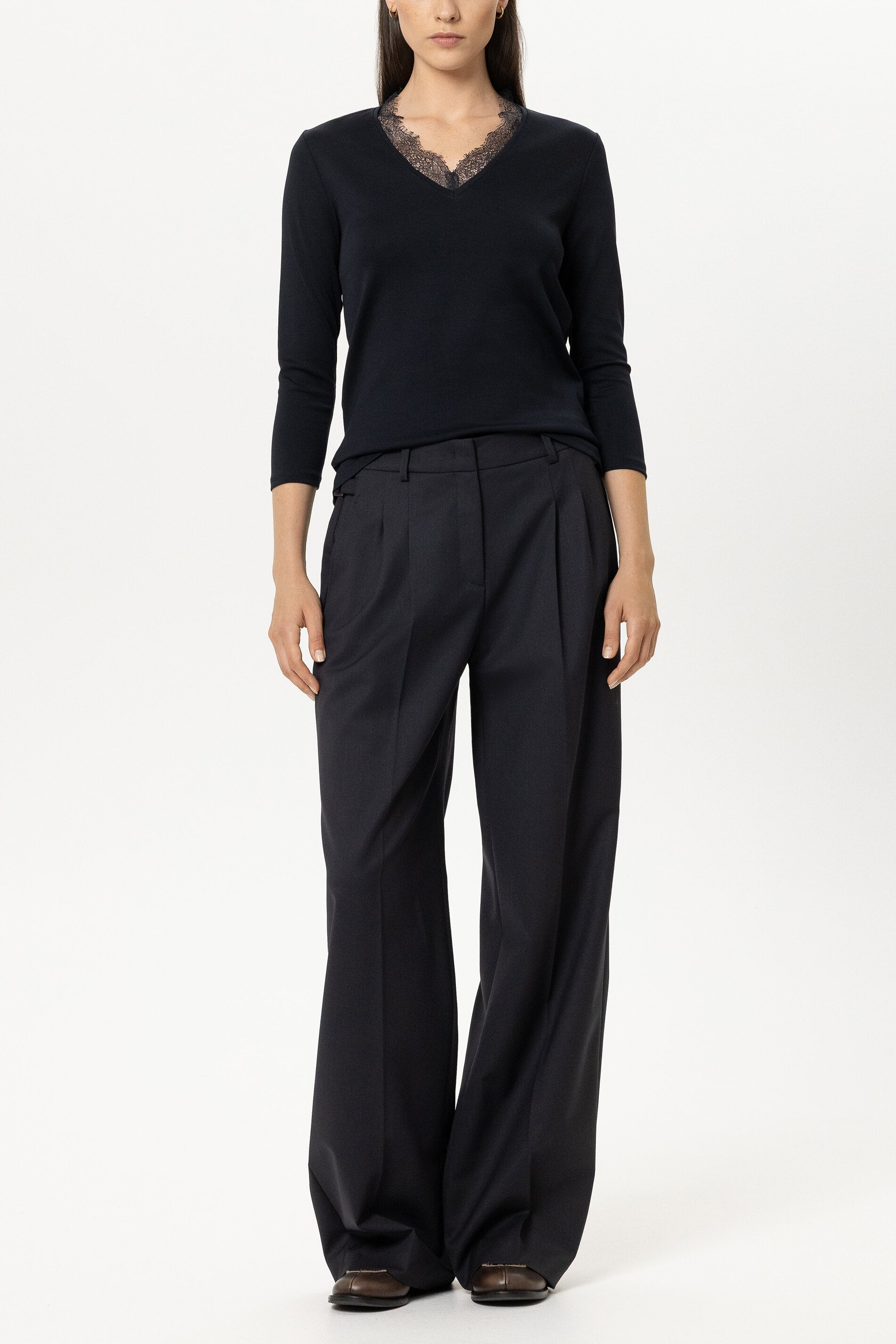 V-Neck-Shirt mit Spitze - winter navy - Standard | Model Front