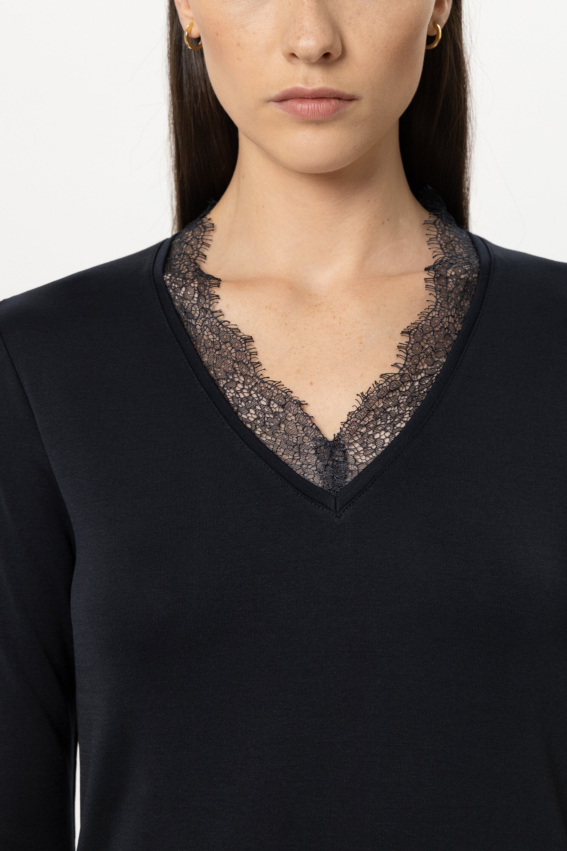 V-Neck-Shirt mit Spitze - winter navy - Standard | Model Detail