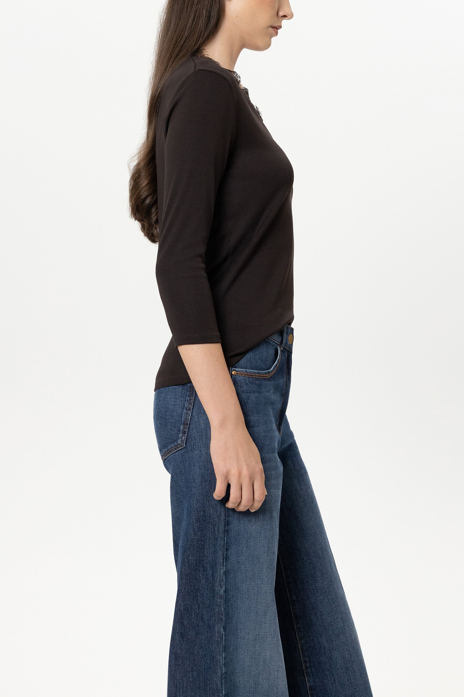 V-Neck-Shirt mit Spitze - truffle - Standard | Model Seite