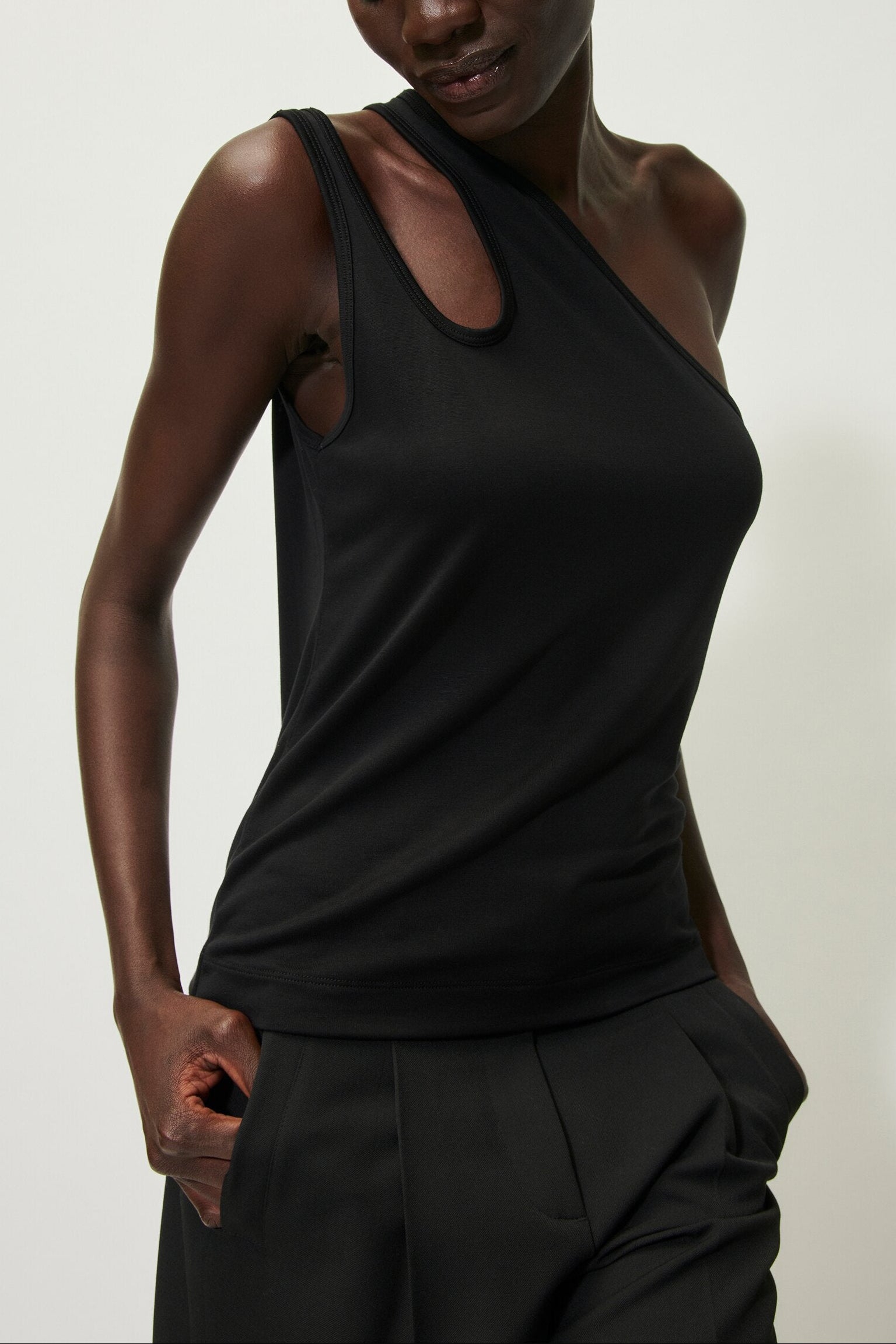 Cut-out-Top - black - Standard | Model Front