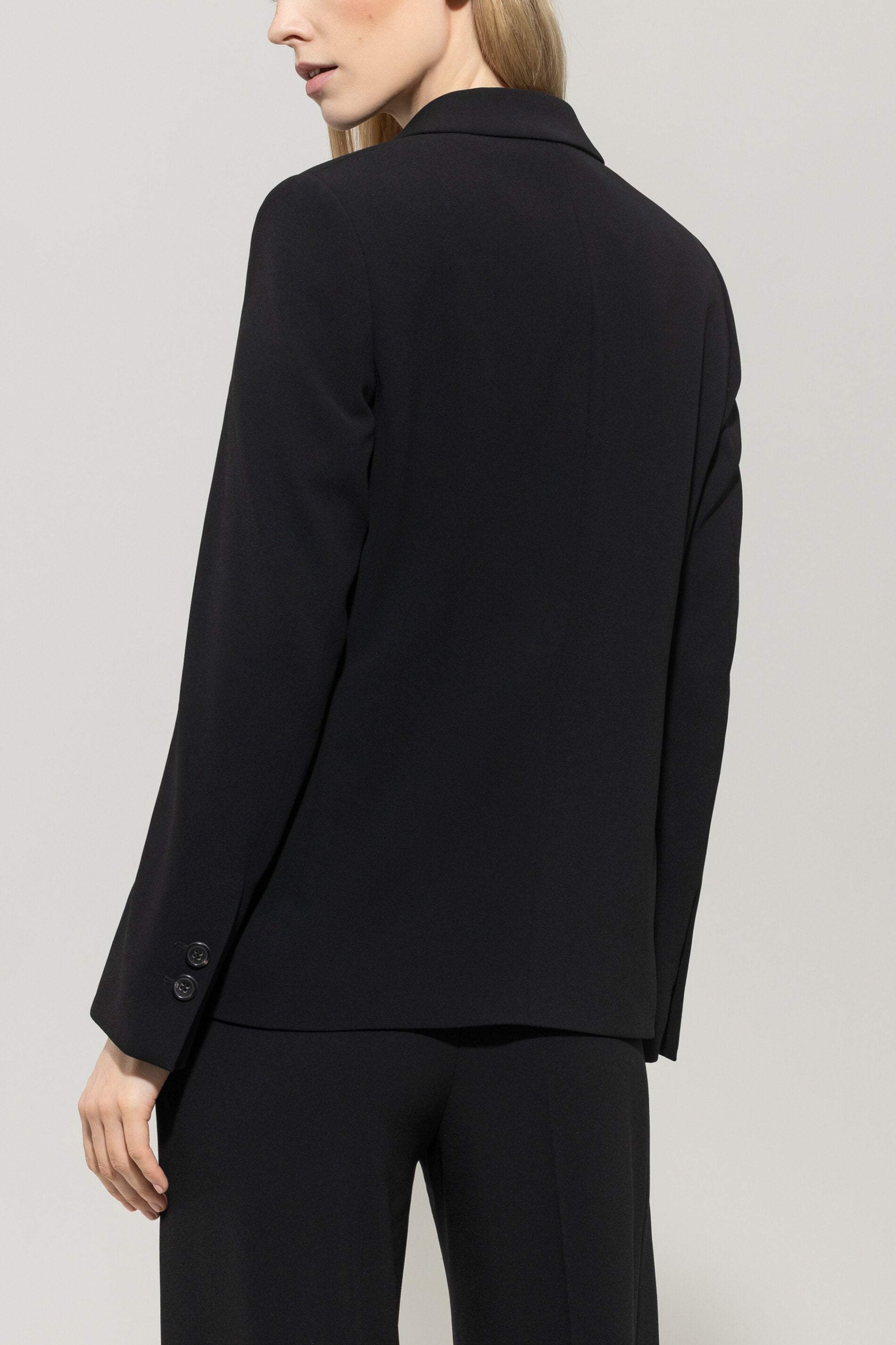 Blazer aus Techno-Sablé - deep black - Standard | Model Rück