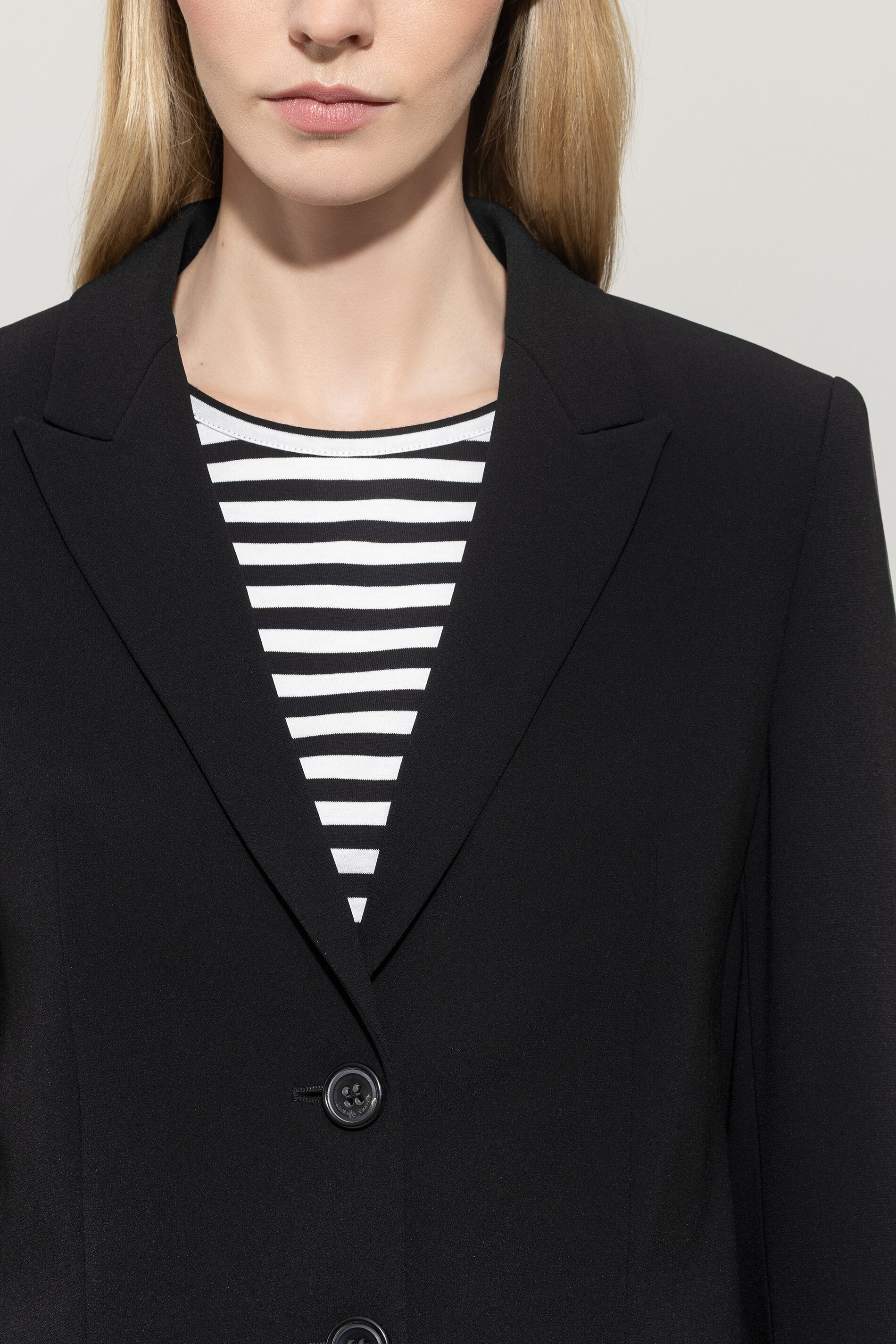 Blazer aus Techno-Sablé - deep black - Standard | Model Detail