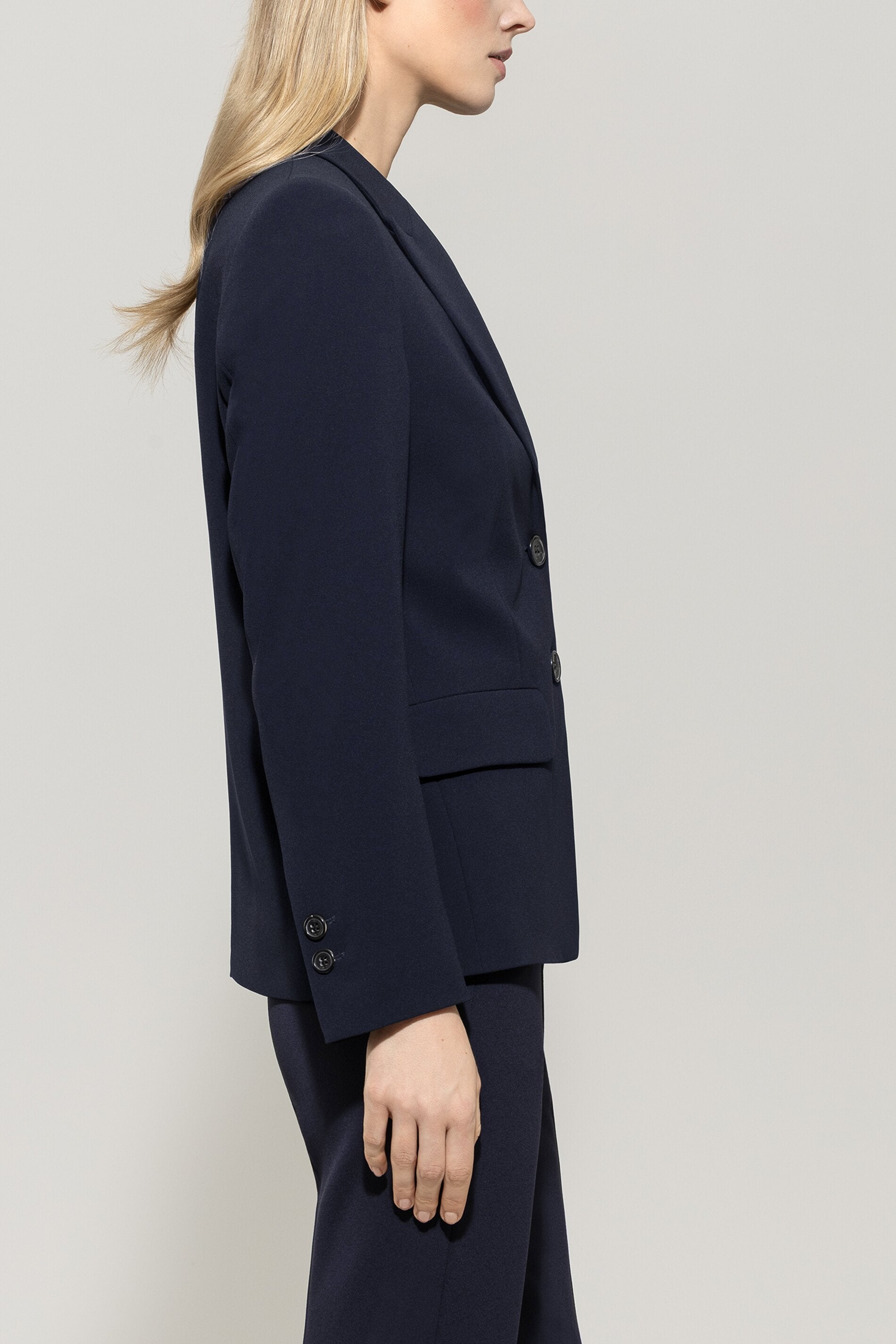 Blazer aus Techno-Sablé - dark navy - Standard | Model Seite