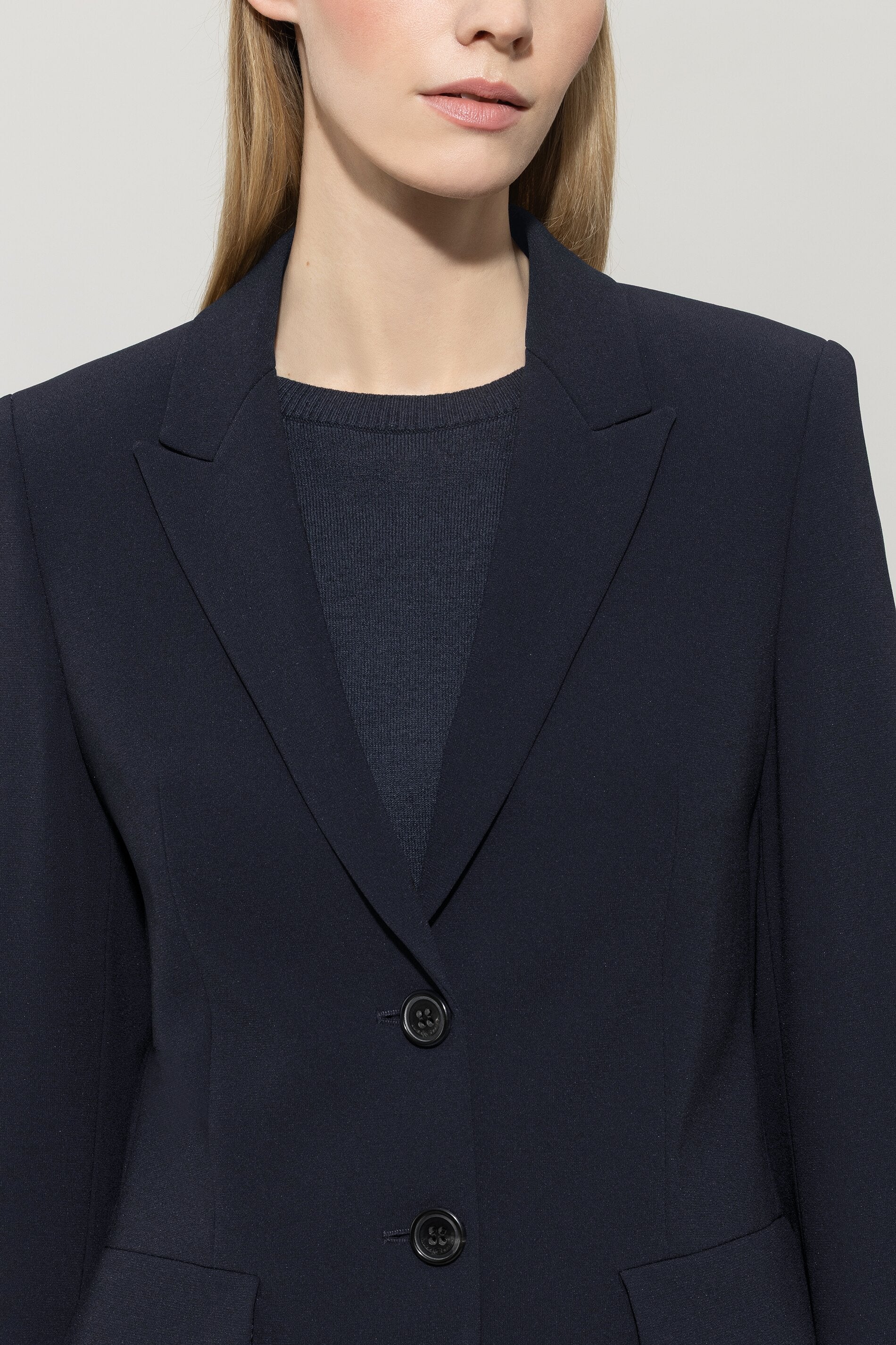 Blazer aus Techno-Sablé - dark navy - Standard | Model Detail