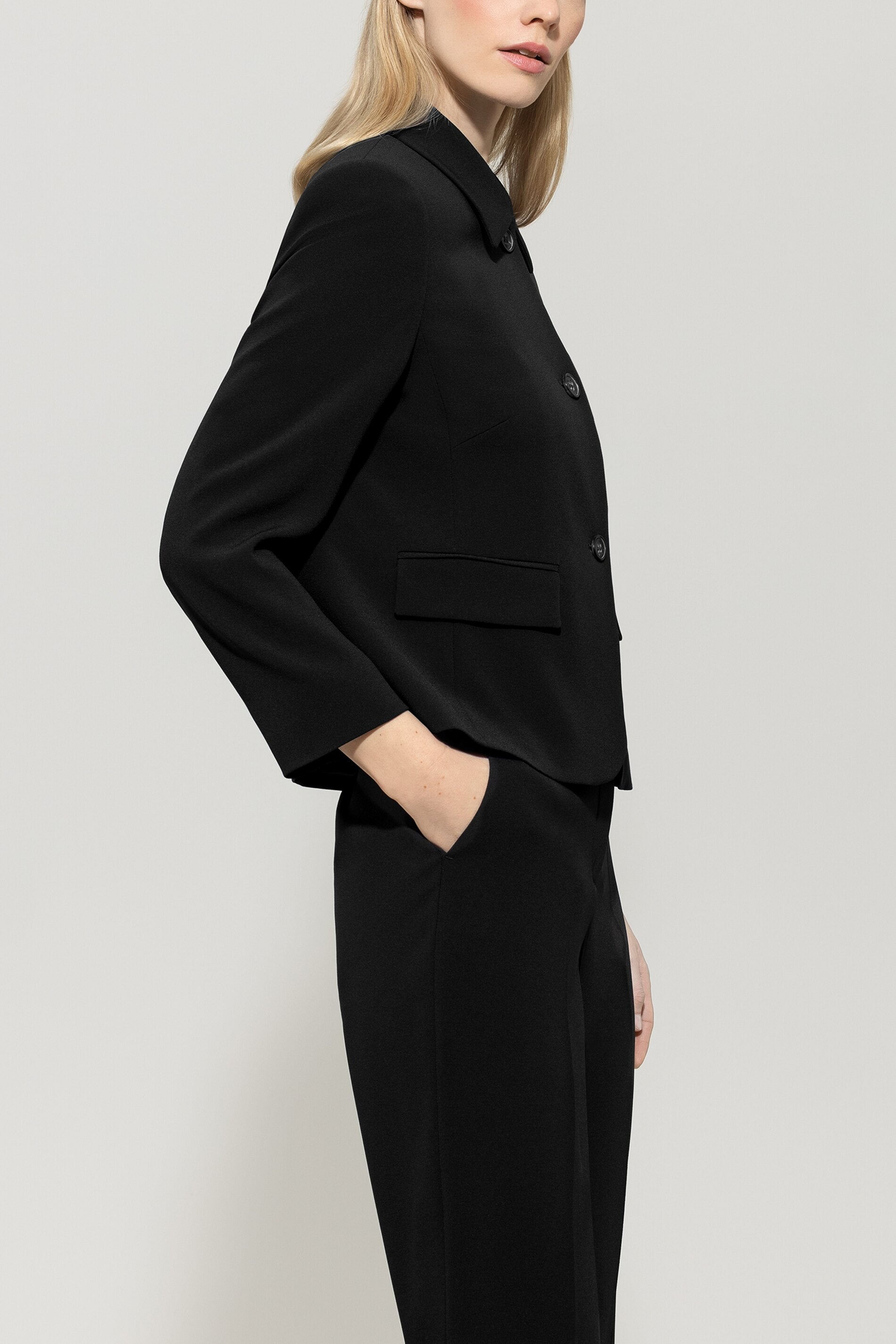 Blazer aus Techno-Sablé - deep black - Standard | Model Seite