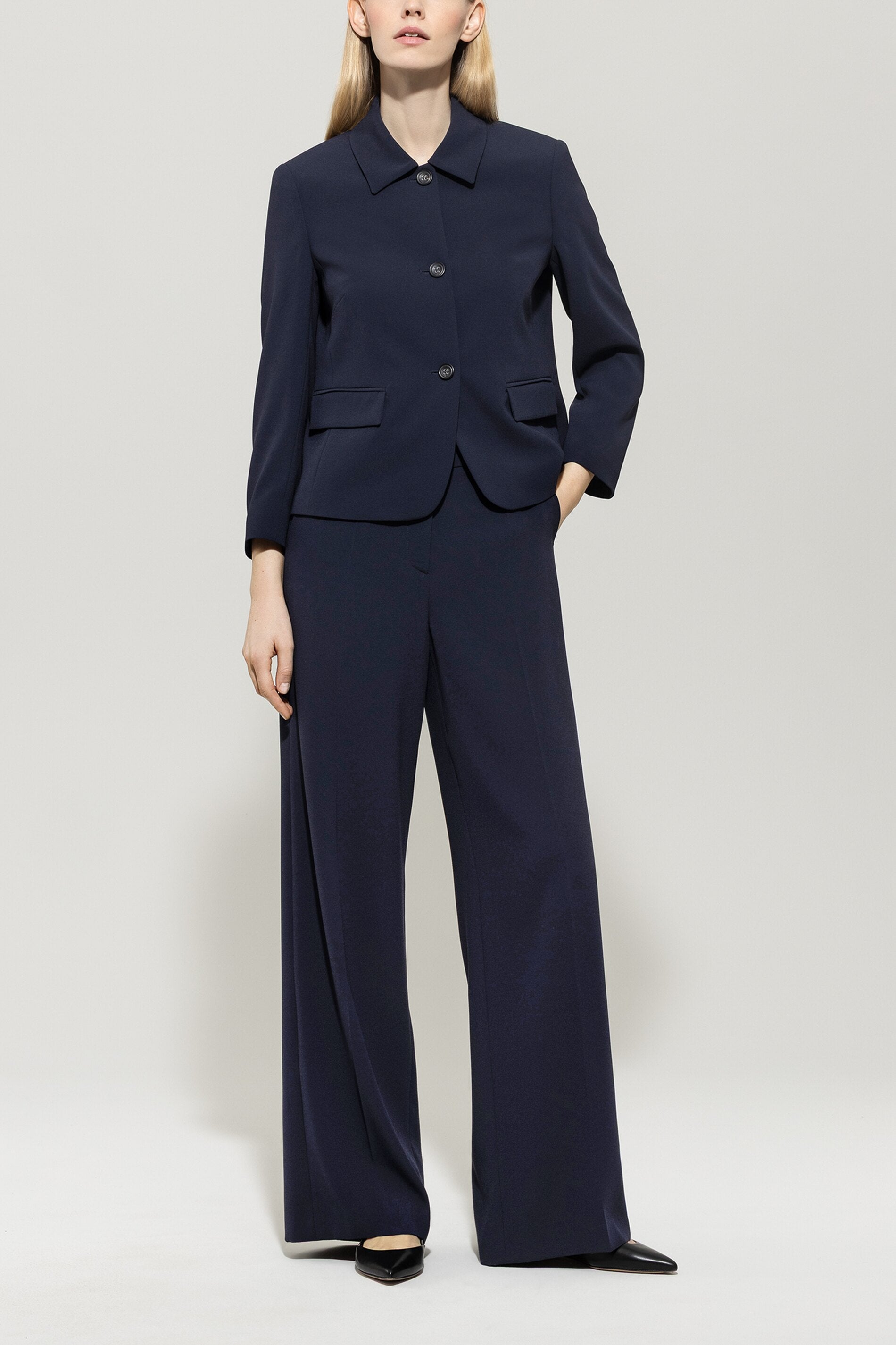 Blazer aus Techno-Sablé - dark navy - Standard | Model Front