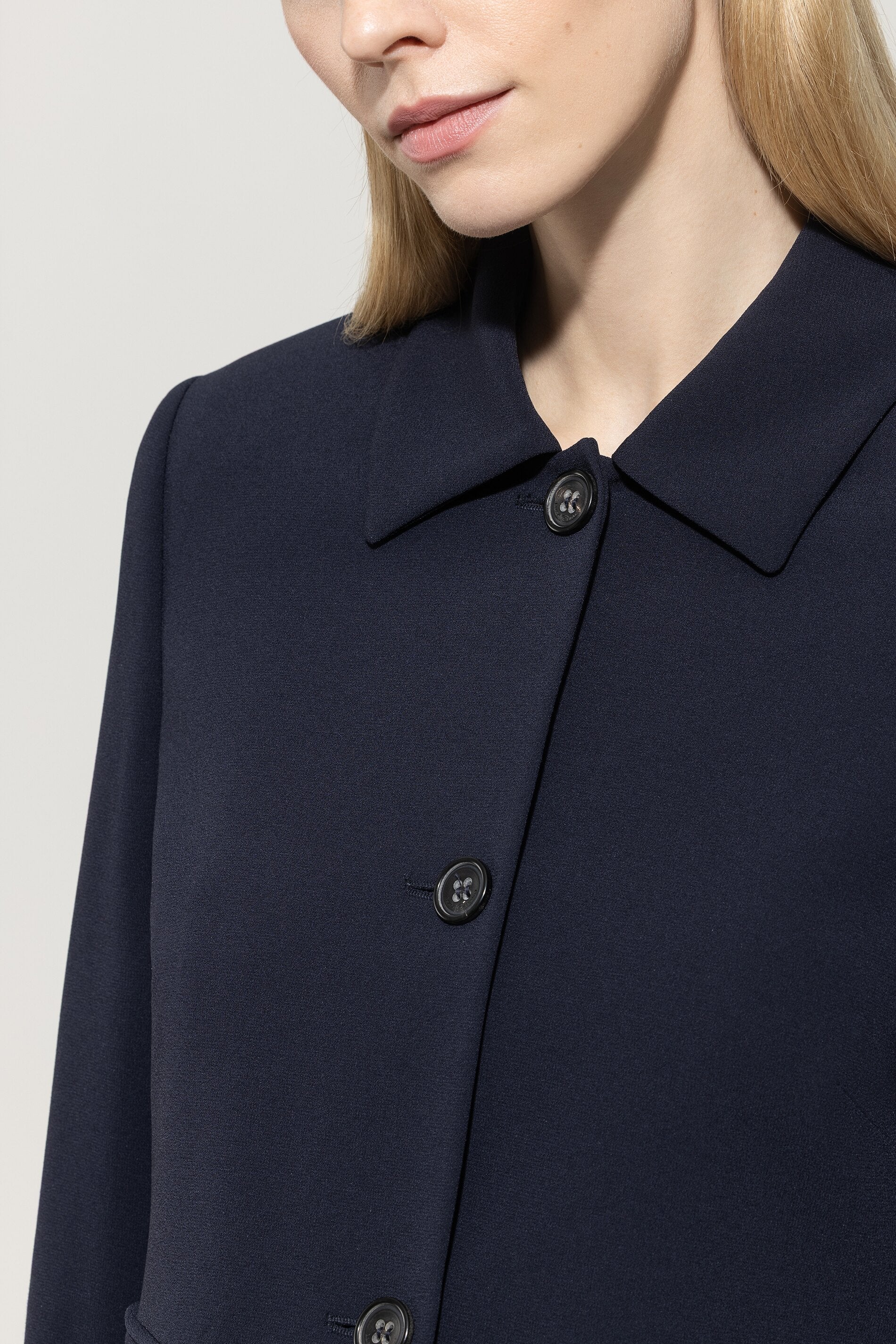 Blazer aus Techno-Sablé - dark navy - Standard | Model Detail