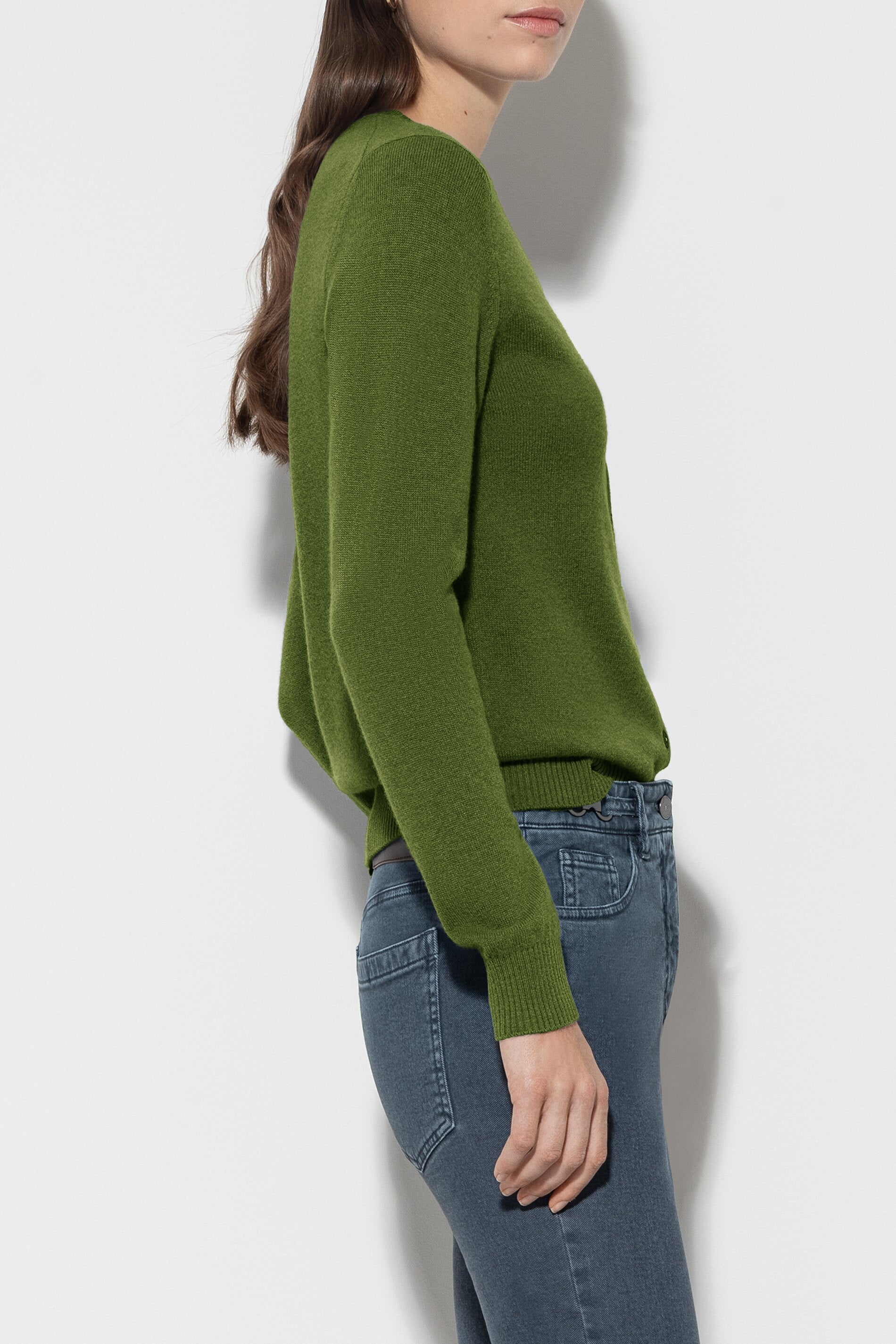 Cardigan aus Kaschmir-Mix - moss green - Standard | Model Seite