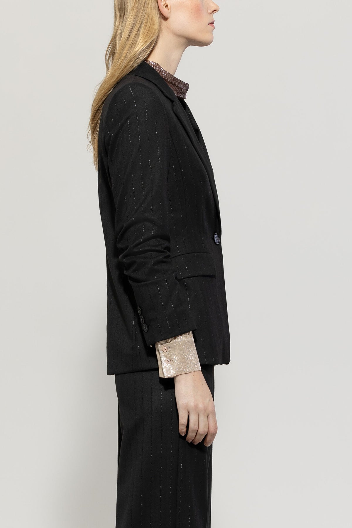 Blazer mit Nadelstreifen - deep black - Standard | Model Seite