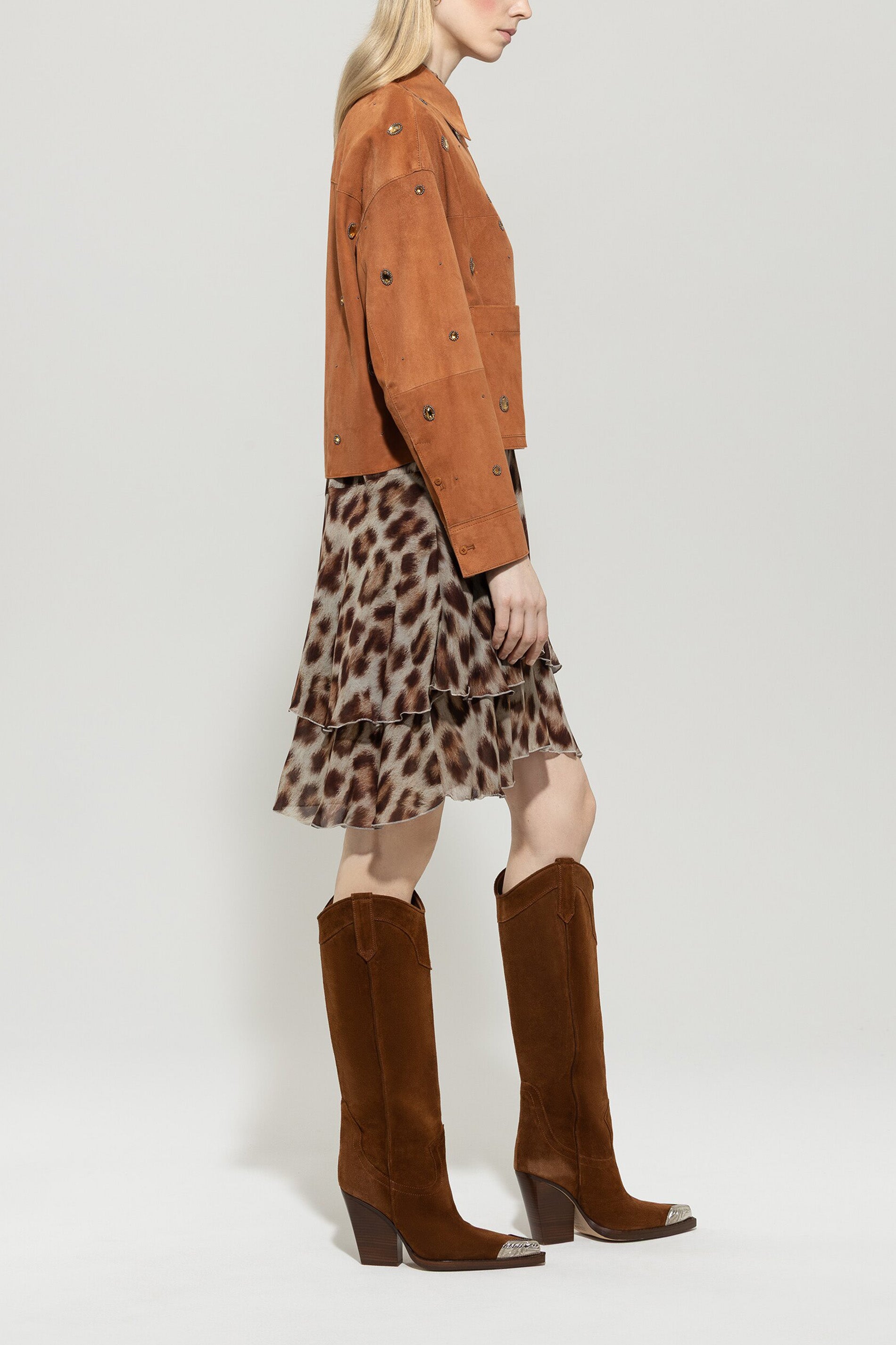 Veloursleder-Hemdjacke - cinnamon - mit Stickerei / Straß | Model Seite