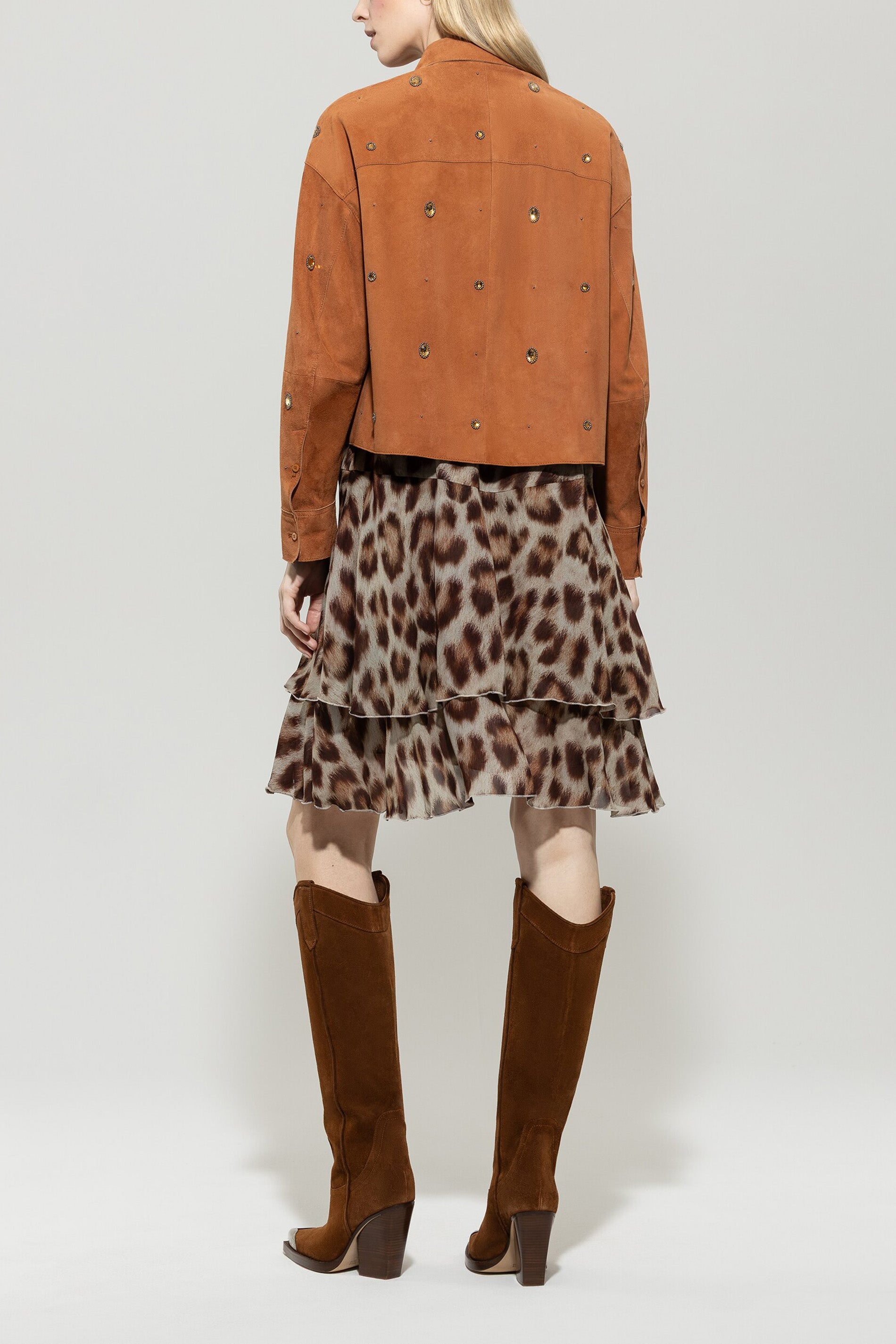 Veloursleder-Hemdjacke - cinnamon - mit Stickerei / Straß | Model Rück