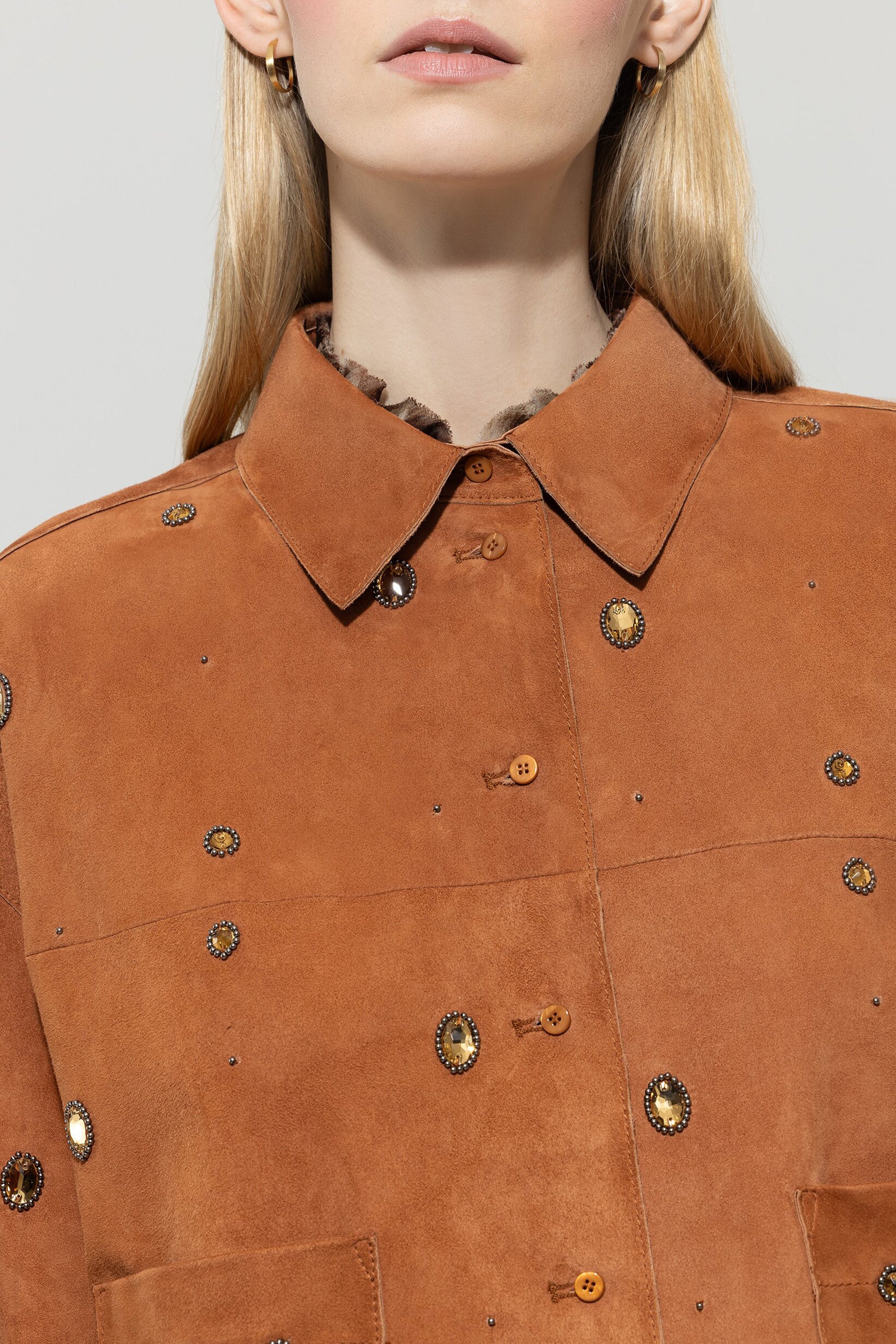 Veloursleder-Hemdjacke - cinnamon - mit Stickerei / Straß | Model Detail