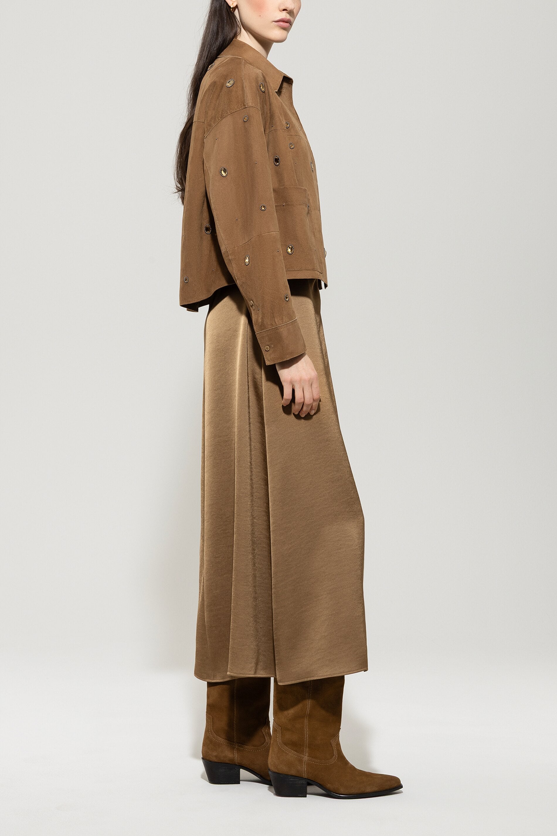 Veloursleder-Hemdjacke - hanf - mit Stickerei / Straß | Model Seite