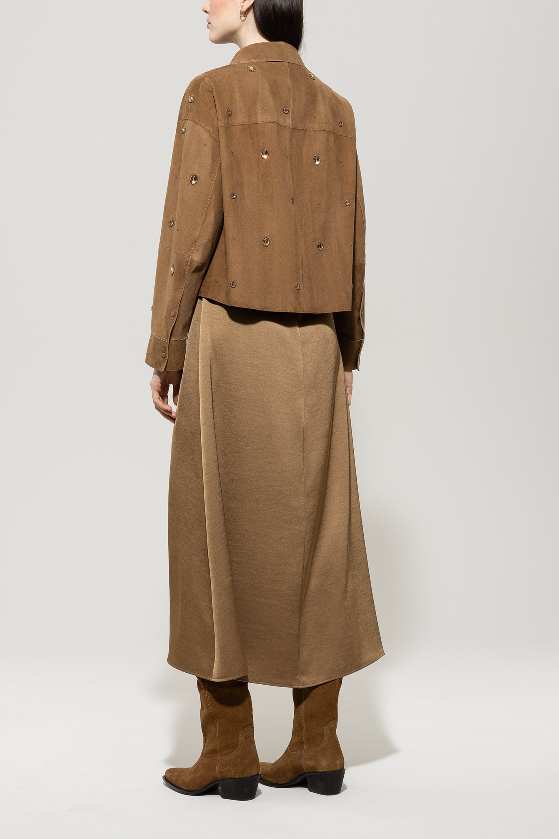 Veloursleder-Hemdjacke - hanf - mit Stickerei / Straß | Model Rück