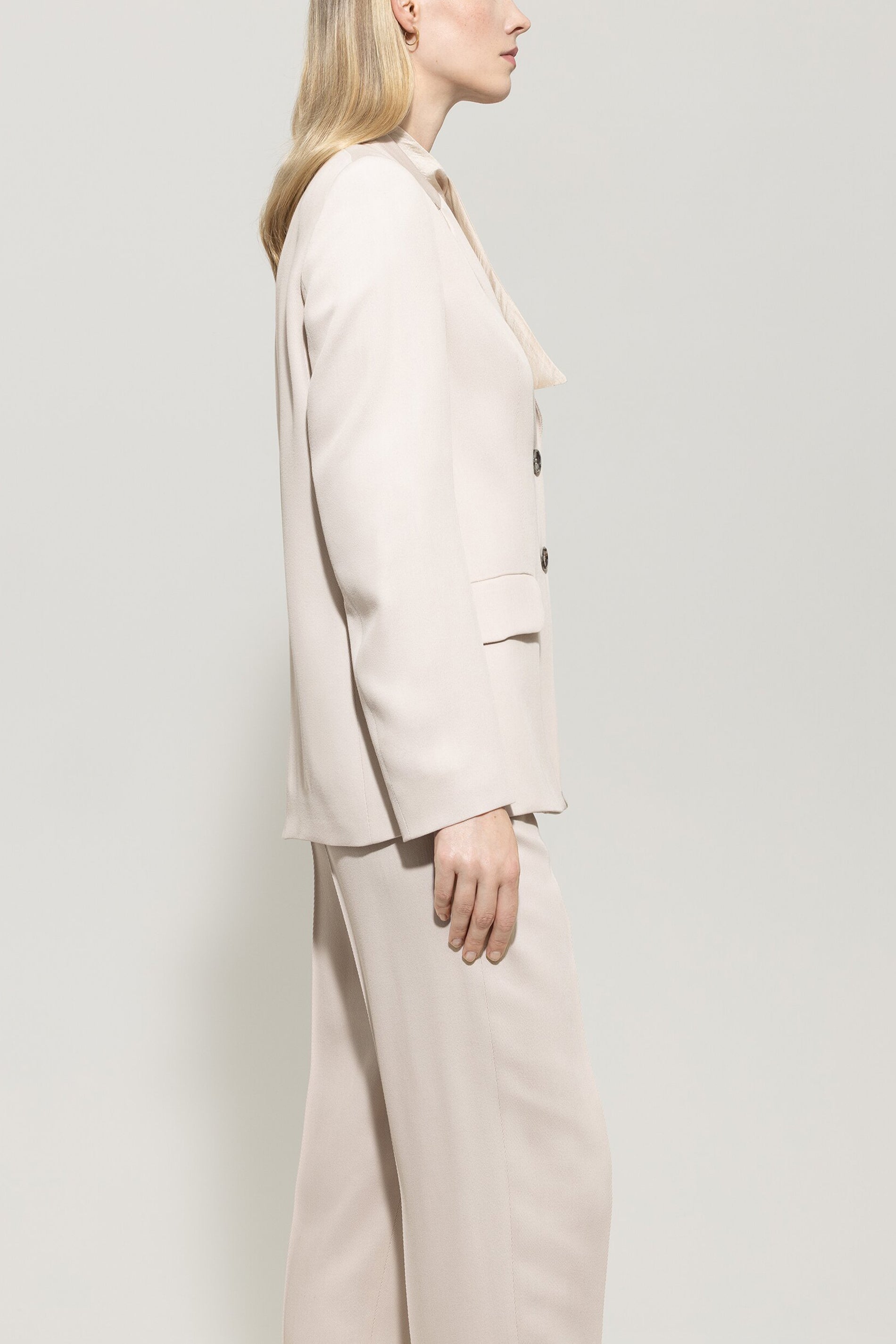 Gabardine-Blazer - silky cream - Standard | Model Seite