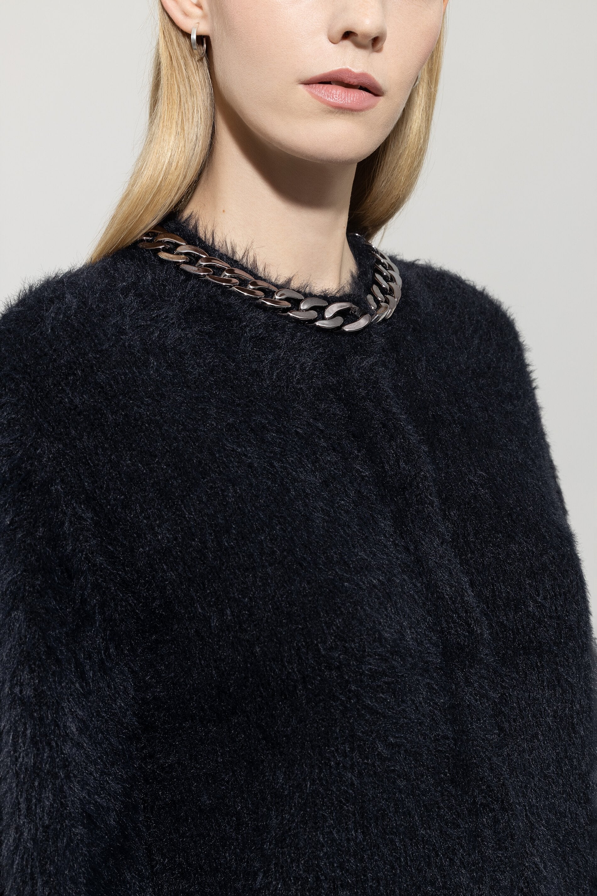 Cardigan mit Chunky-Chain - deep black - Standard | Model Detail