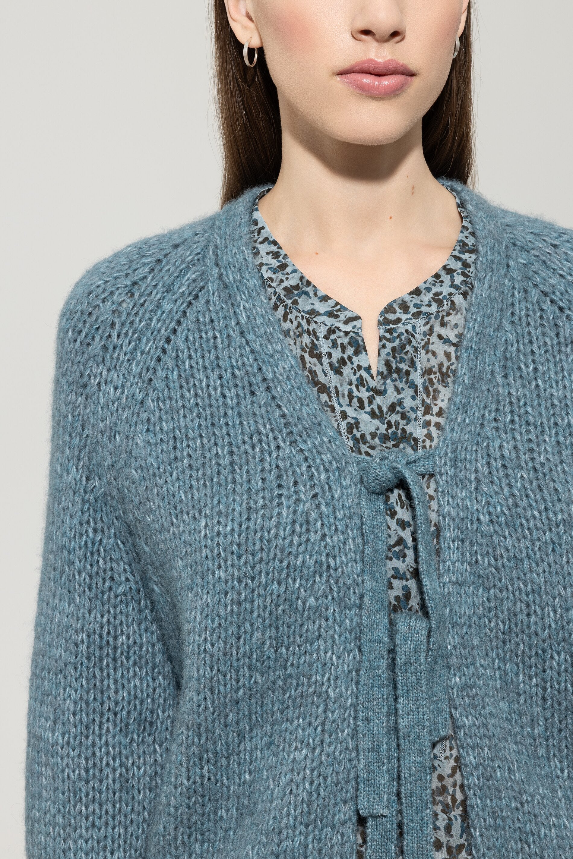 Cardigan mit Schleifendetails - greyish blue - Standard | Model Detail