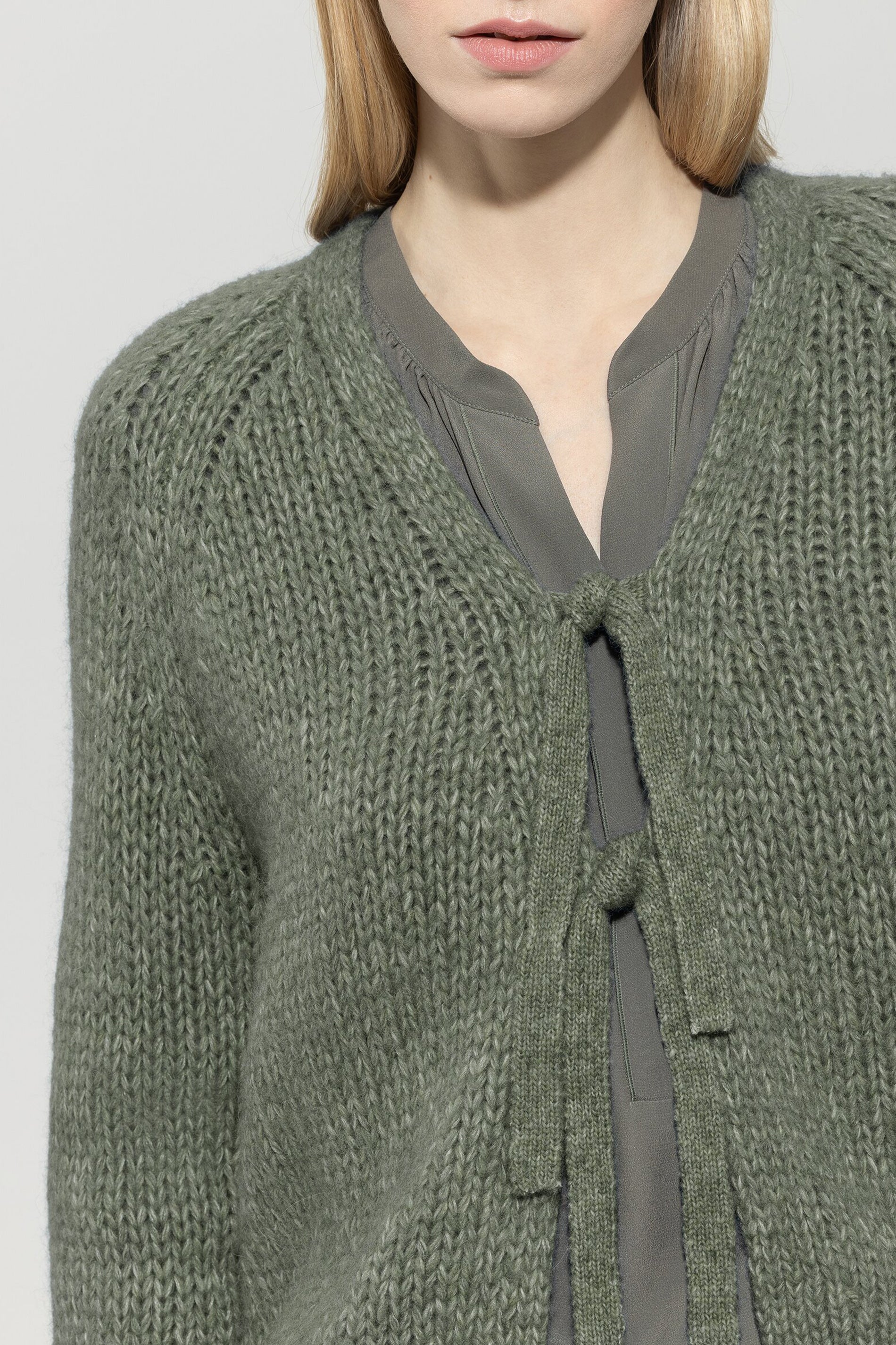 Cardigan mit Schleifendetails - cool khaki - Standard | Model Detail