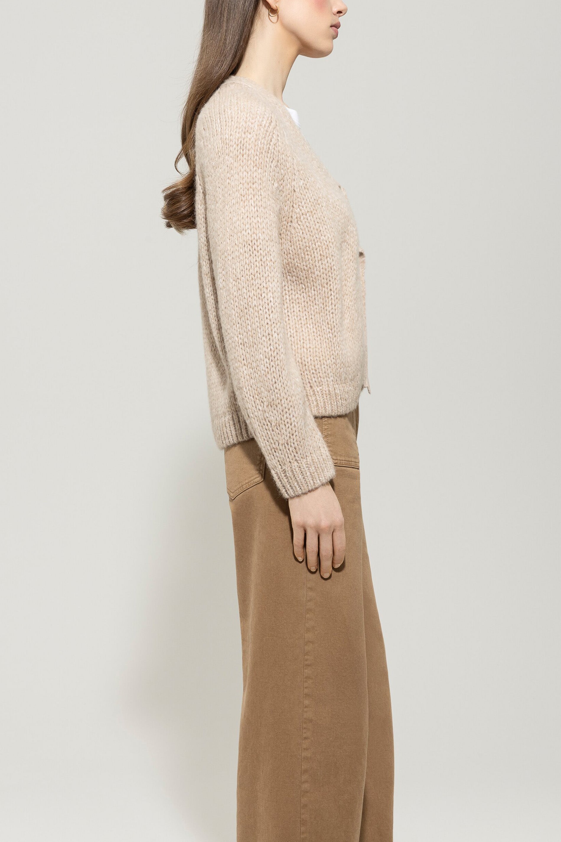 Cardigan mit Schleifendetails - biscuit - Standard | Model Seite