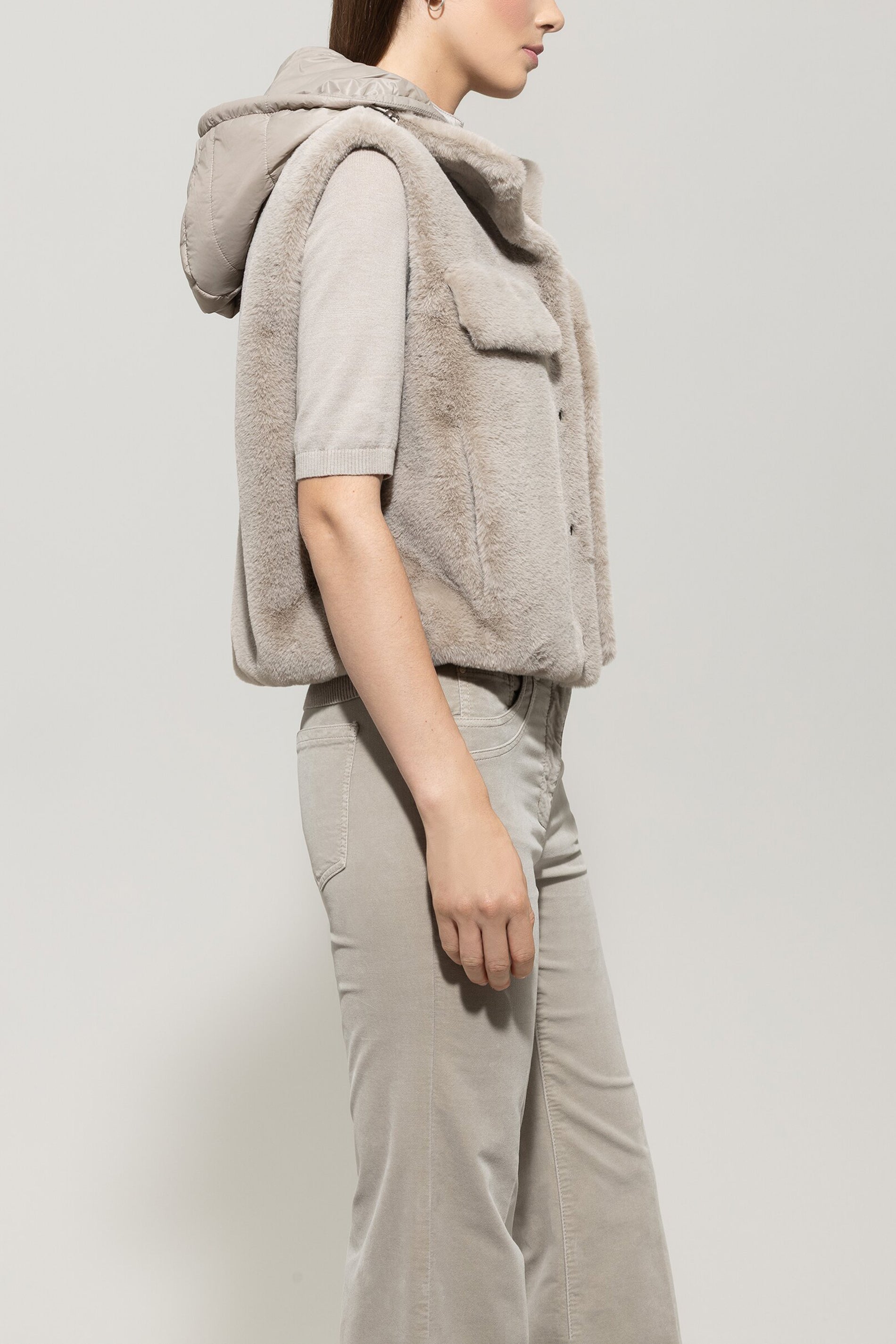 Weste in Fell-Optik - oyster - Standard | Model Seite