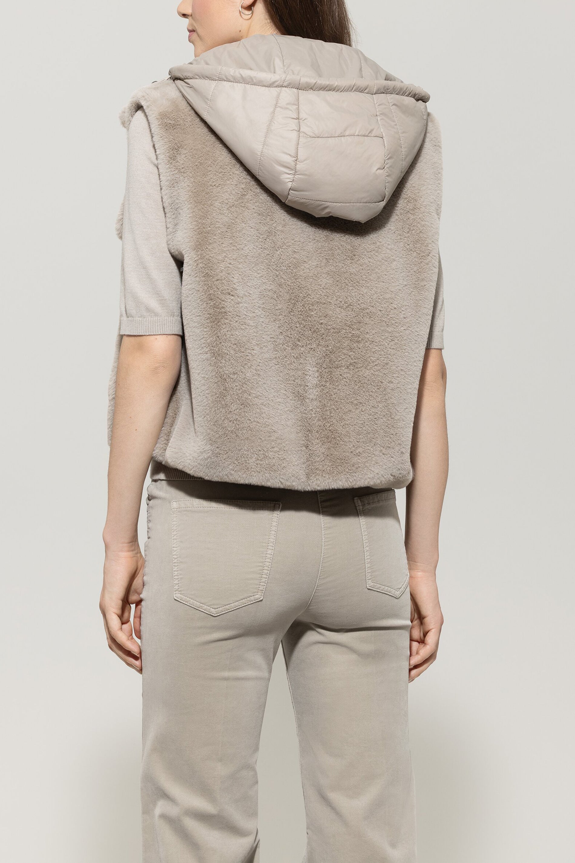 Weste in Fell-Optik - oyster - Standard | Model Rück