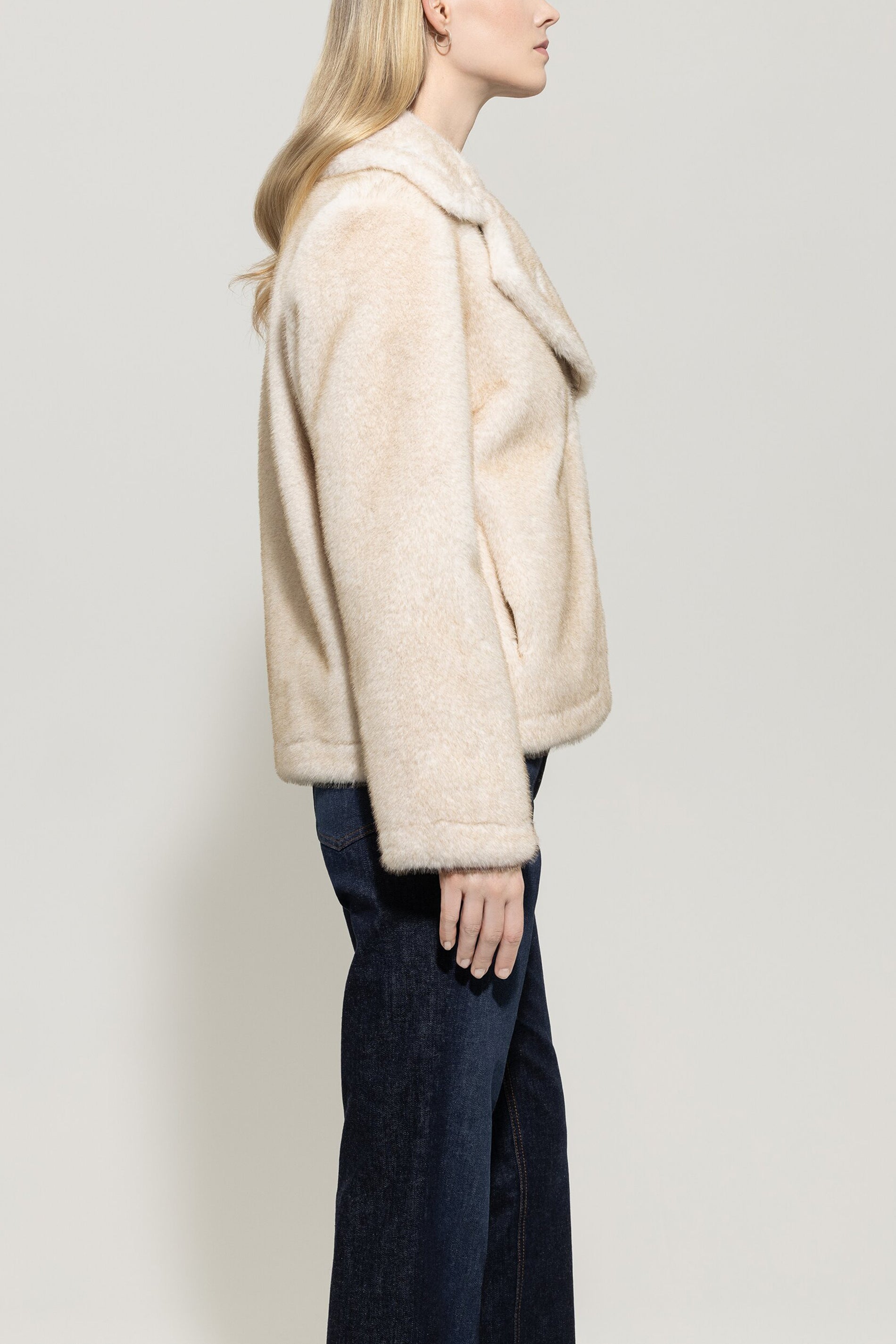 Jacke in Fell-Optik - cream - Standard | Model Seite