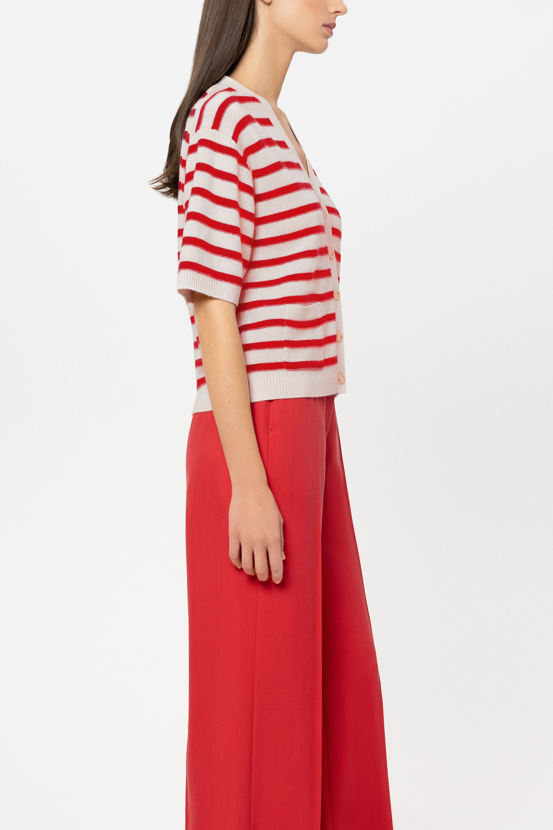 Cardigan aus Kaschmir-Mix - cherry red / cream - Standard | Model Seite