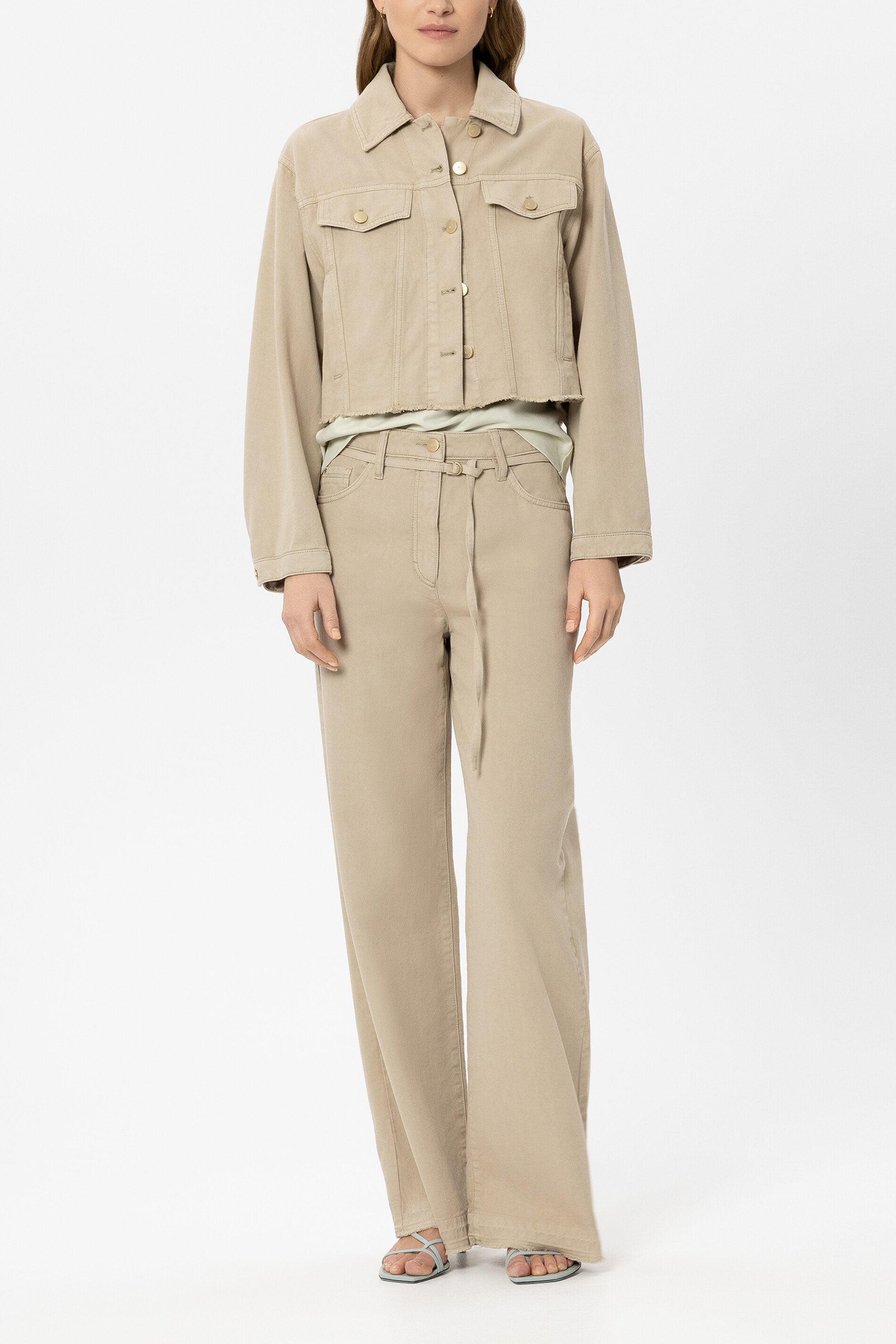 Denimjacke mit Raw-Saum - sand - Standard | Model Front