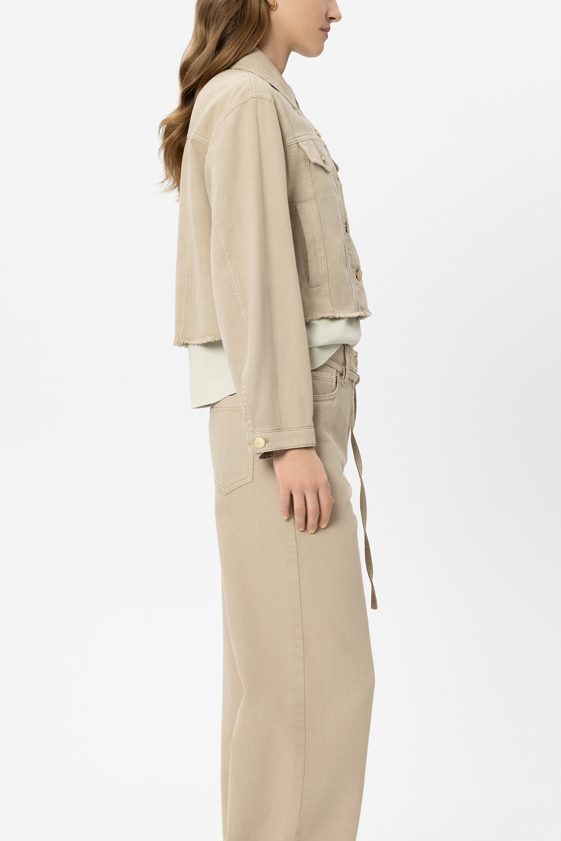 Denimjacke mit Raw-Saum - sand - Standard | Model Seite