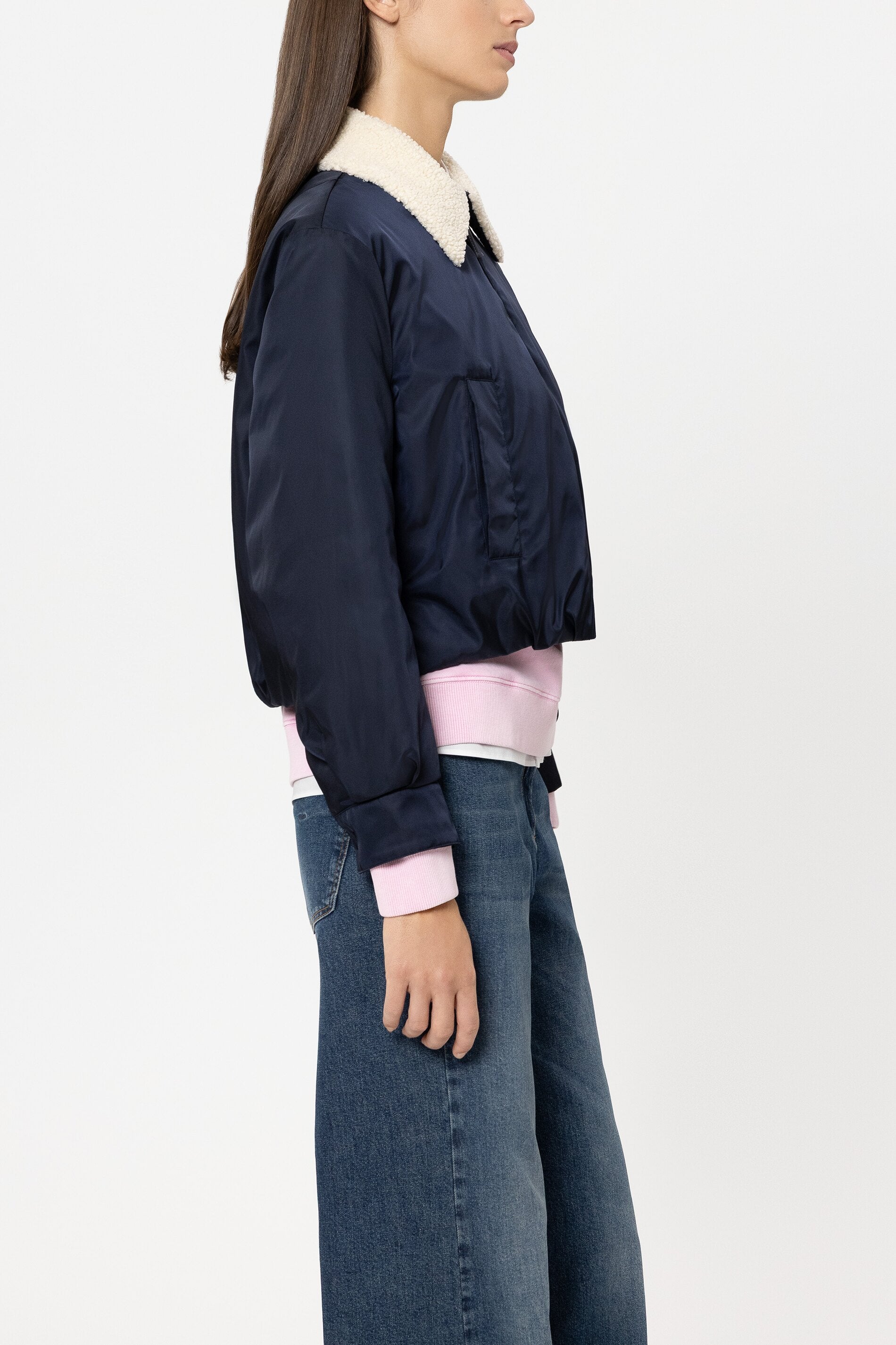Wendbarer Daunenblouson - navy blue - mit Pelzkragen | Model Seite