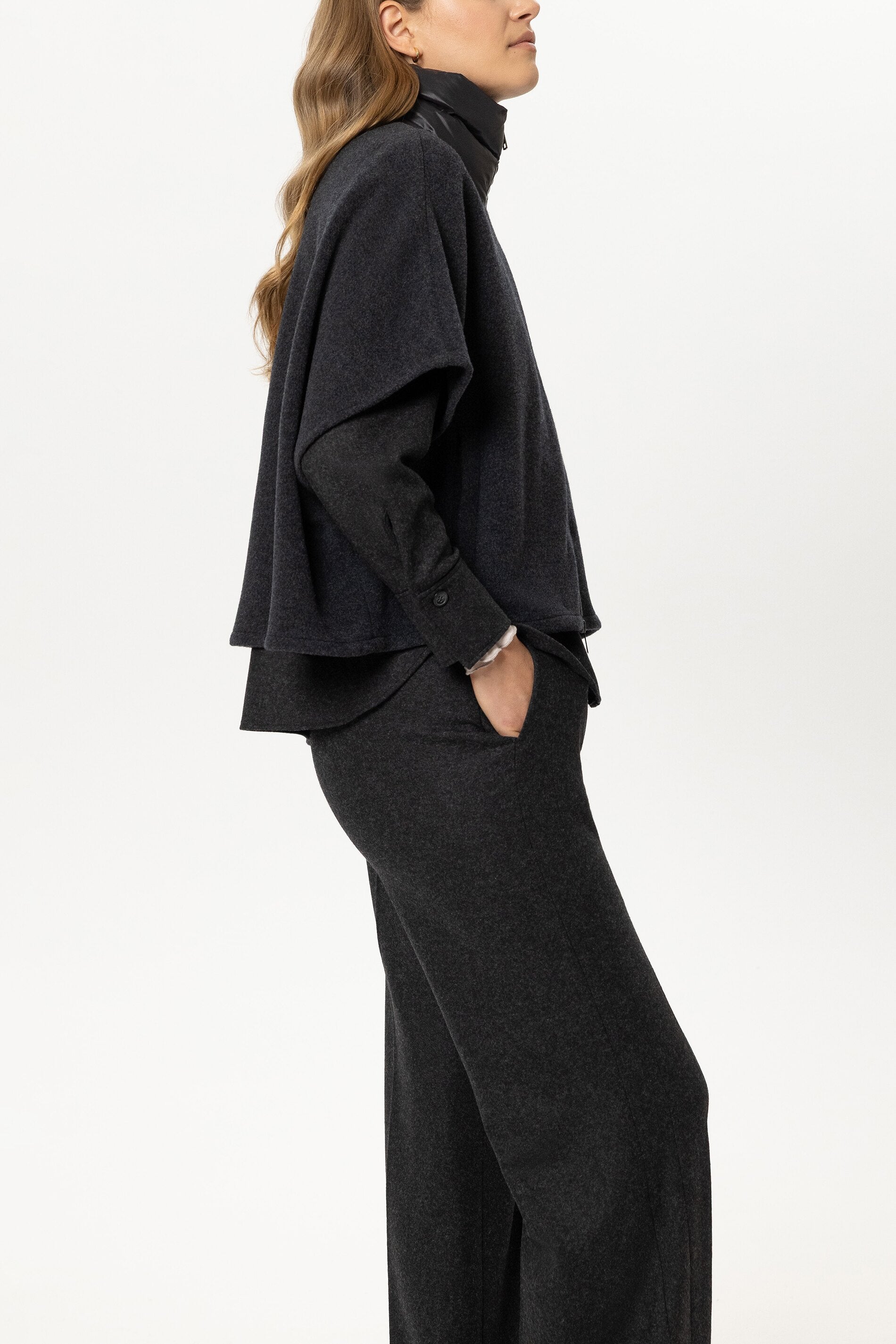 Outdoorcape aus Woll-Mix - anthracite - Standard | Model Seite
