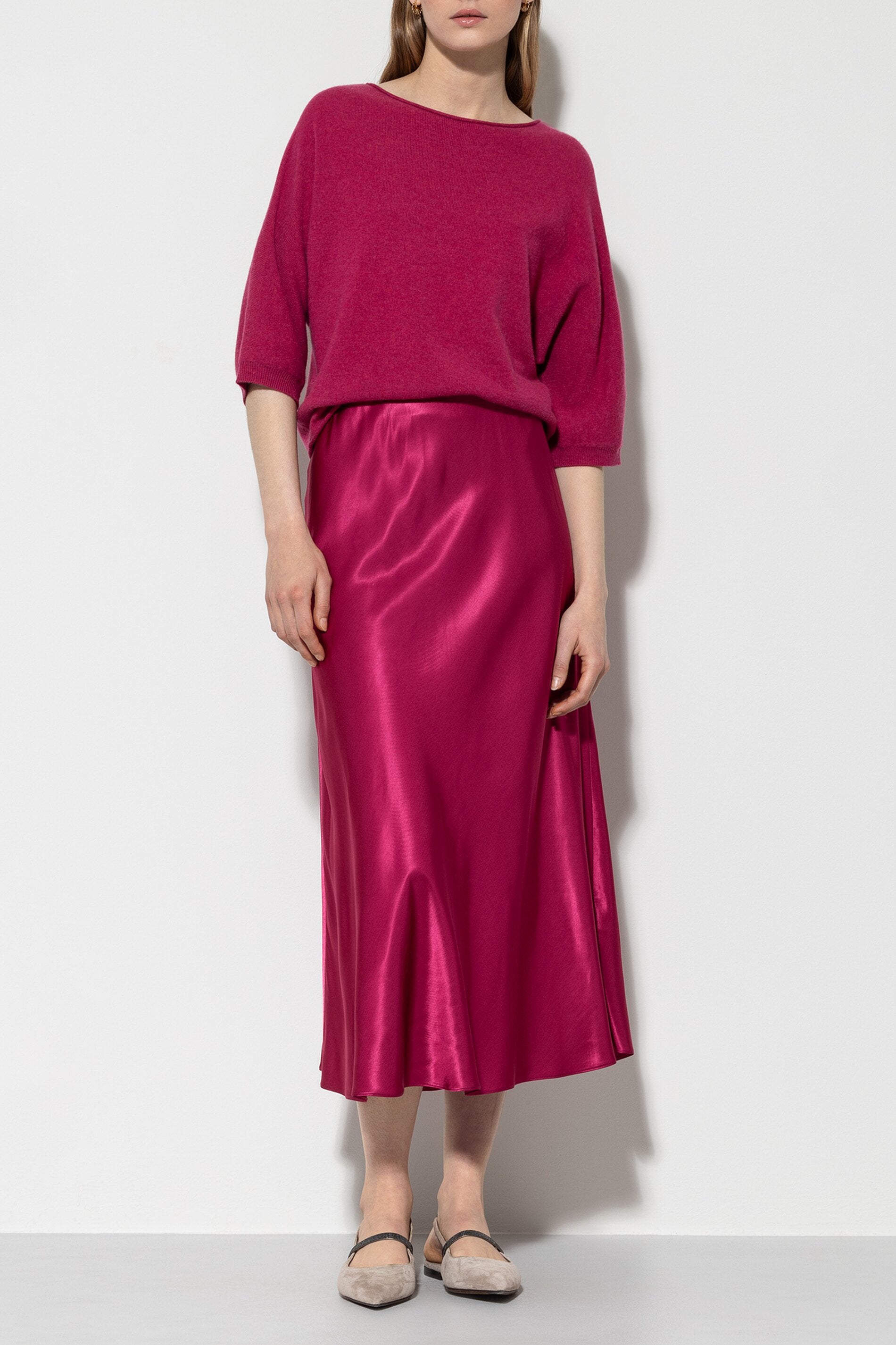 Satin-Rock in Midilänge - berry pink - Standard | Model Front