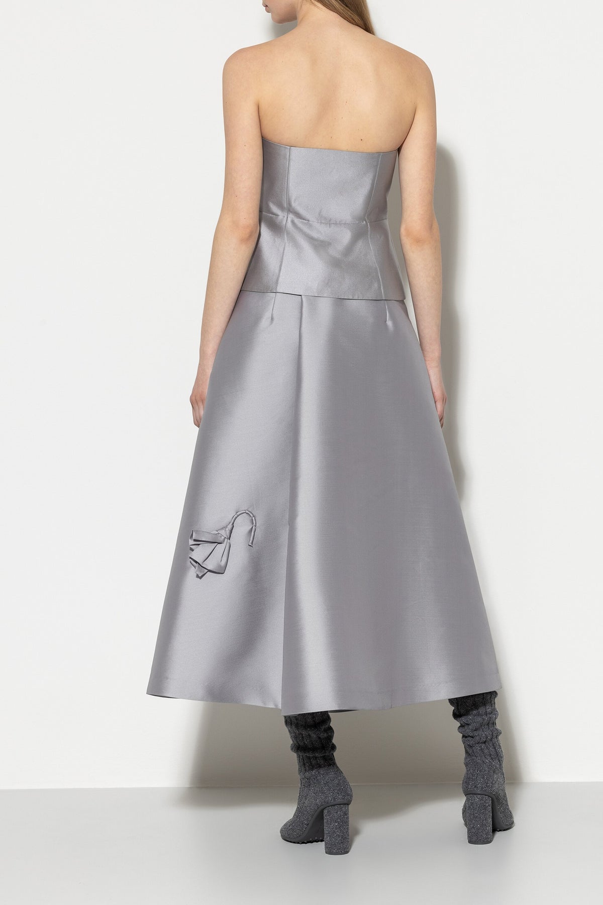 Maxirock mit Blütenmotiv - silver grey - Standard | Model Rück