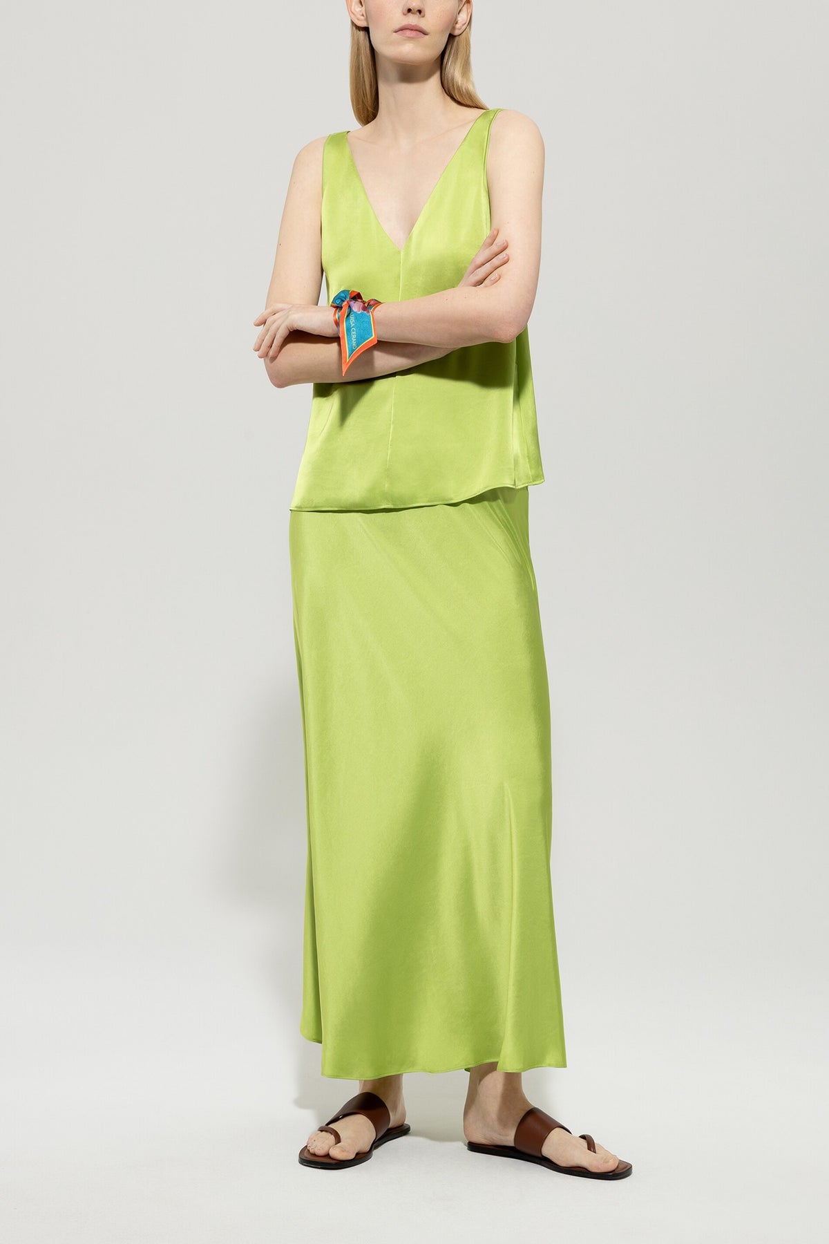 Rock aus Techno-Seide - pea green - Standard | Model Front